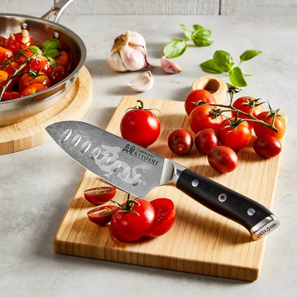 THE CUSTOM CHEF™ Santokuknive Cuisine::pro®
KIYOSHI™ Cuisine::pro KIYOSHI™ Santokukniv i 15 cm, 2