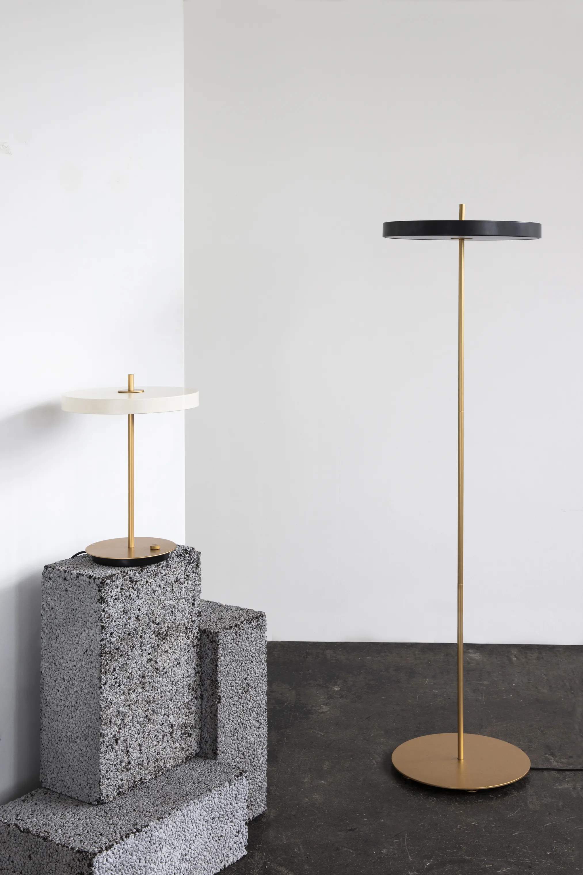 Umage Gulvlamper Asteria Gulvlampe i MØRKE GRÅ, 2