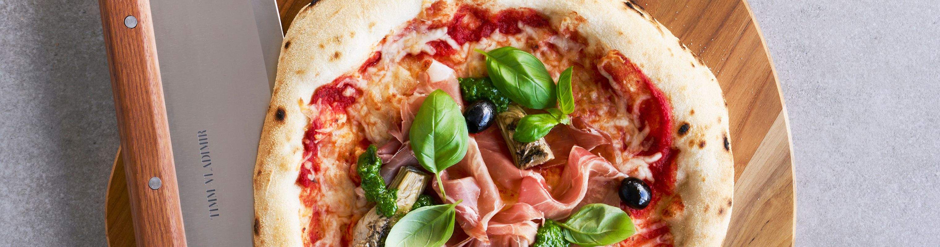 Pizzaskærer fra Timm Vladimir Kitchen med pizza