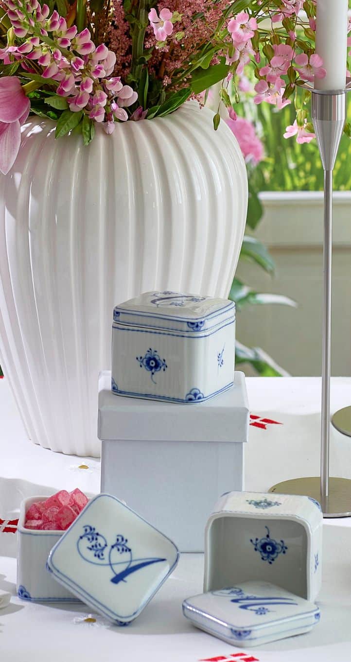 Bonbonnieres fra Royal Copenhagen Alfabet på gavebord 