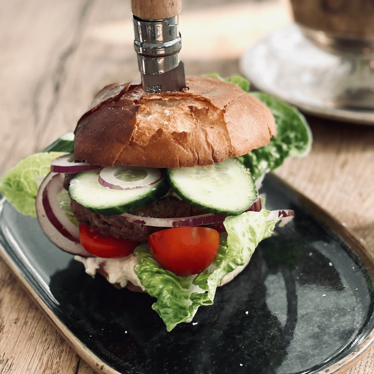 Burger med trøffel-mayonnaise og fritter