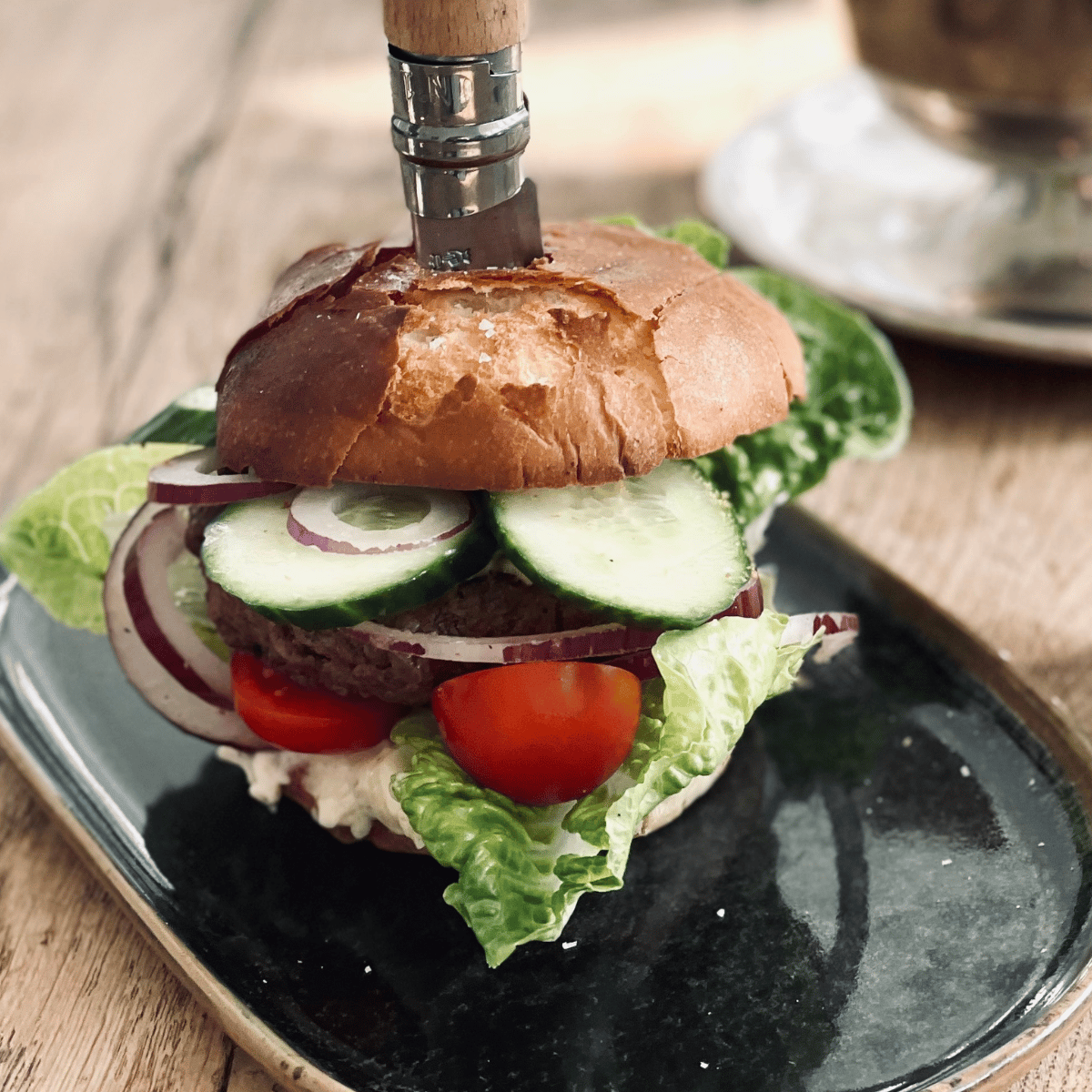 Burger med trøffel-mayonnaise og fritter