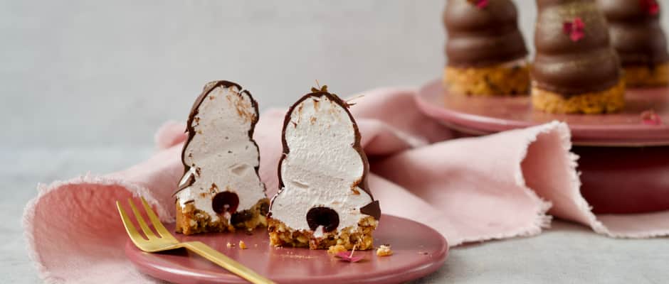 Juleflødeboller med cookiebund og kirsebær