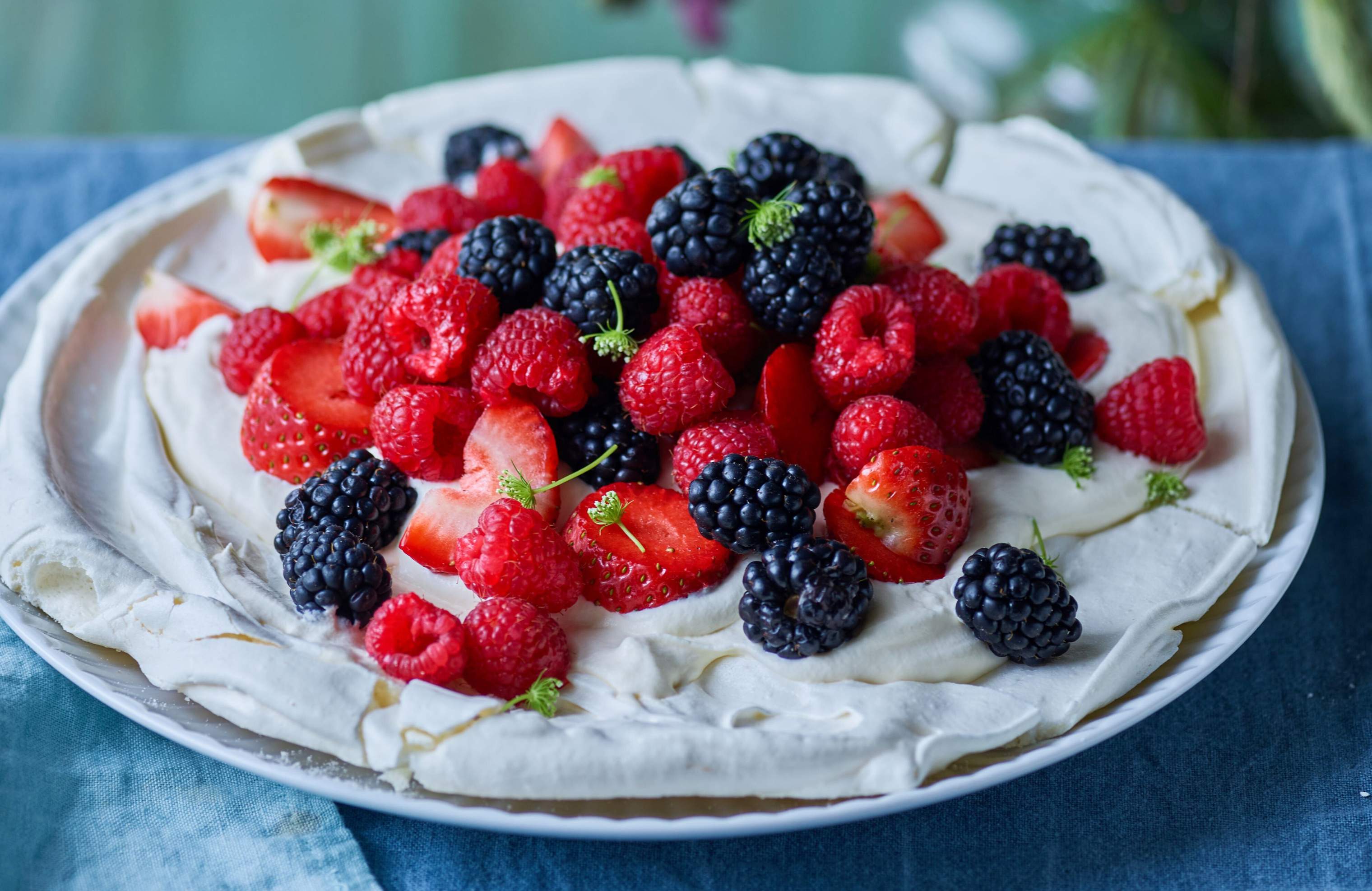 Pavlova med flødeskum og friske bær