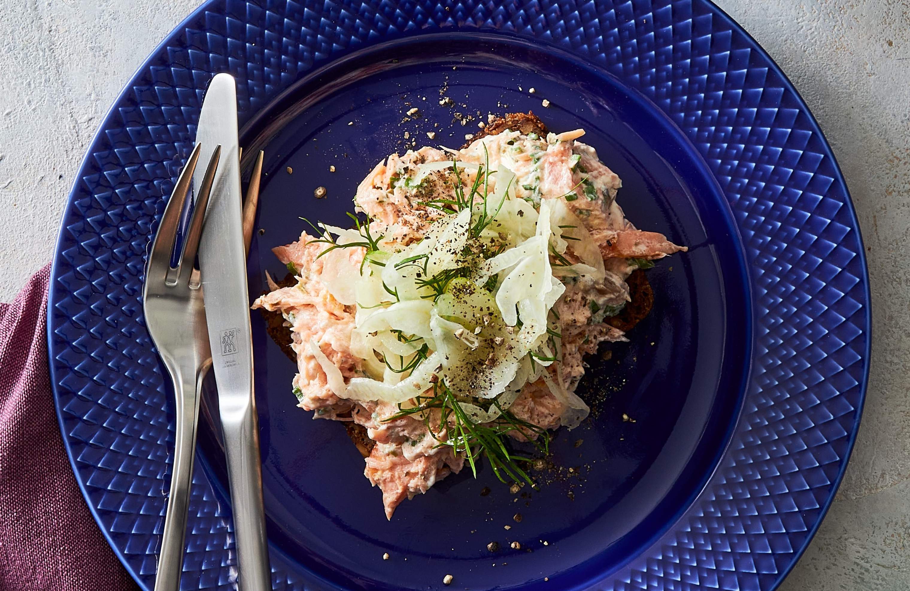 Opskrift: Lakserillette med fennikelsalat