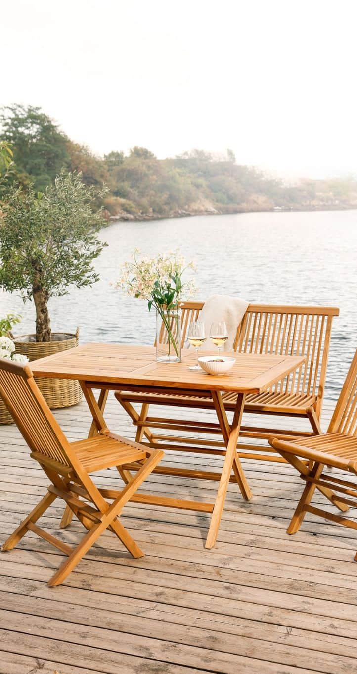 Blåvand havemøbler fra Skagen Living på terrasse ved vandet