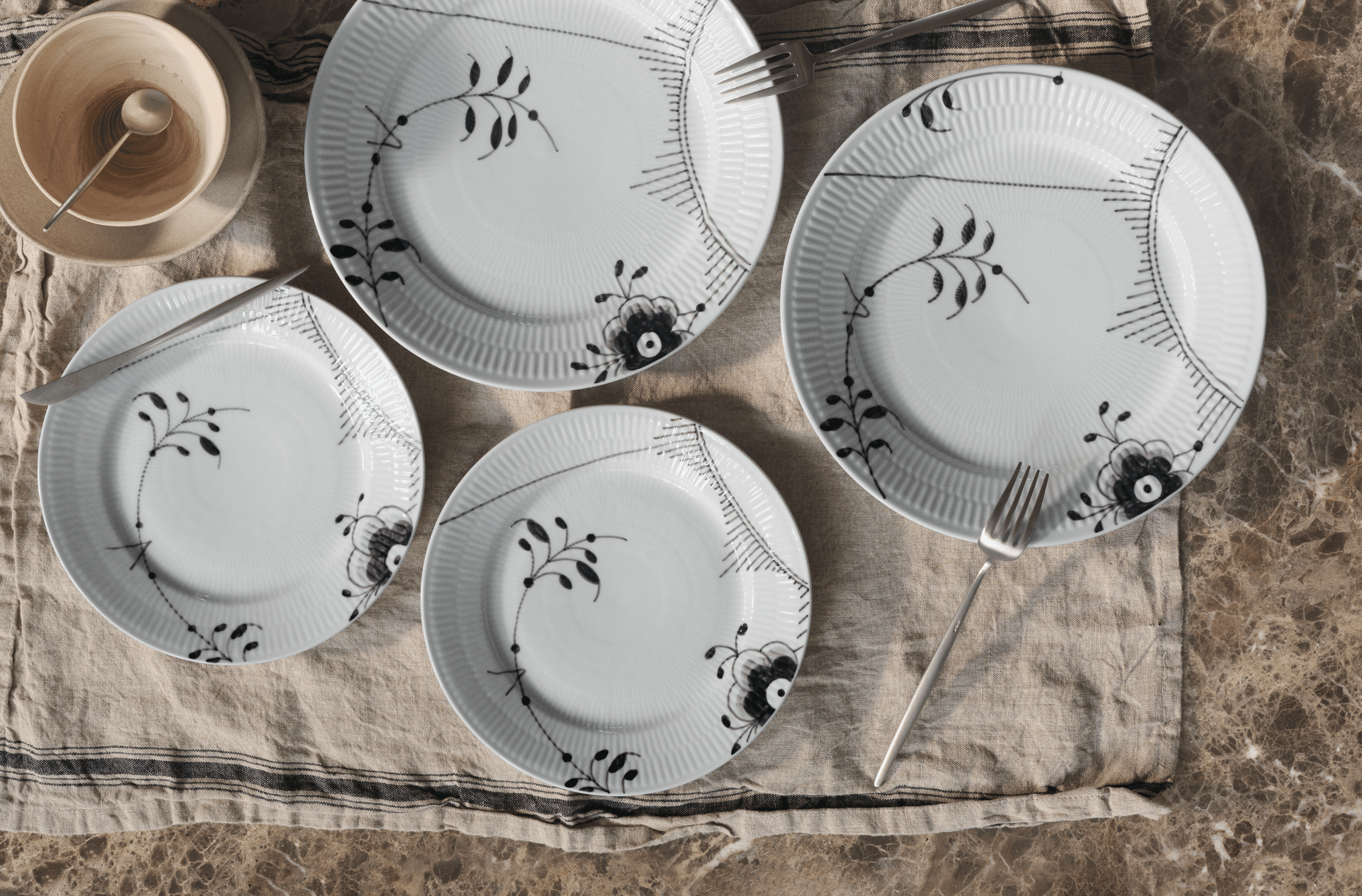 Royal Copenhagen Sort Mega Riflet Tallerkener