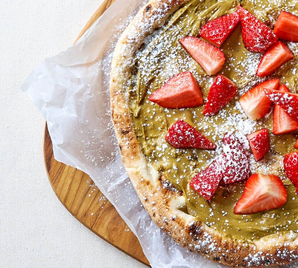 Dessertpizza med pistacie og jordbær