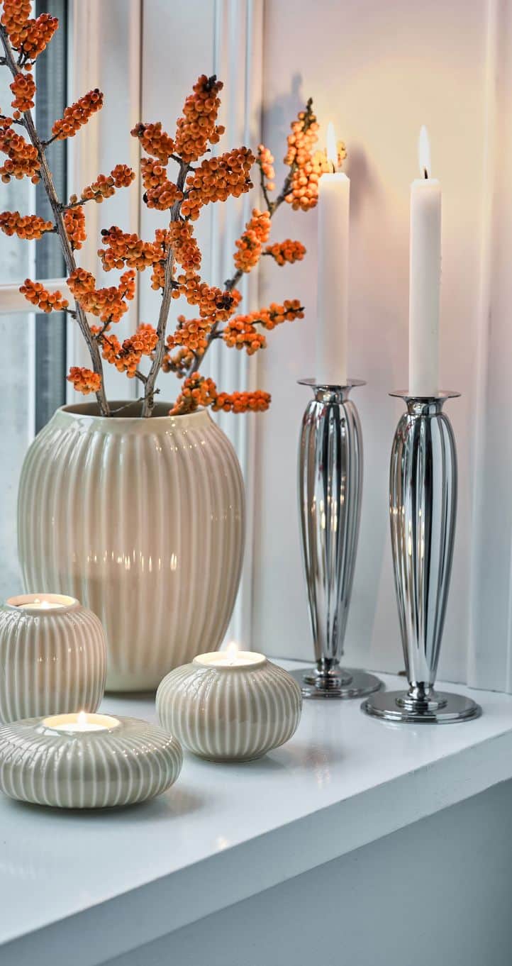 Vindueskarm med vase og lysestager fra Kähler og Georg Jensen
