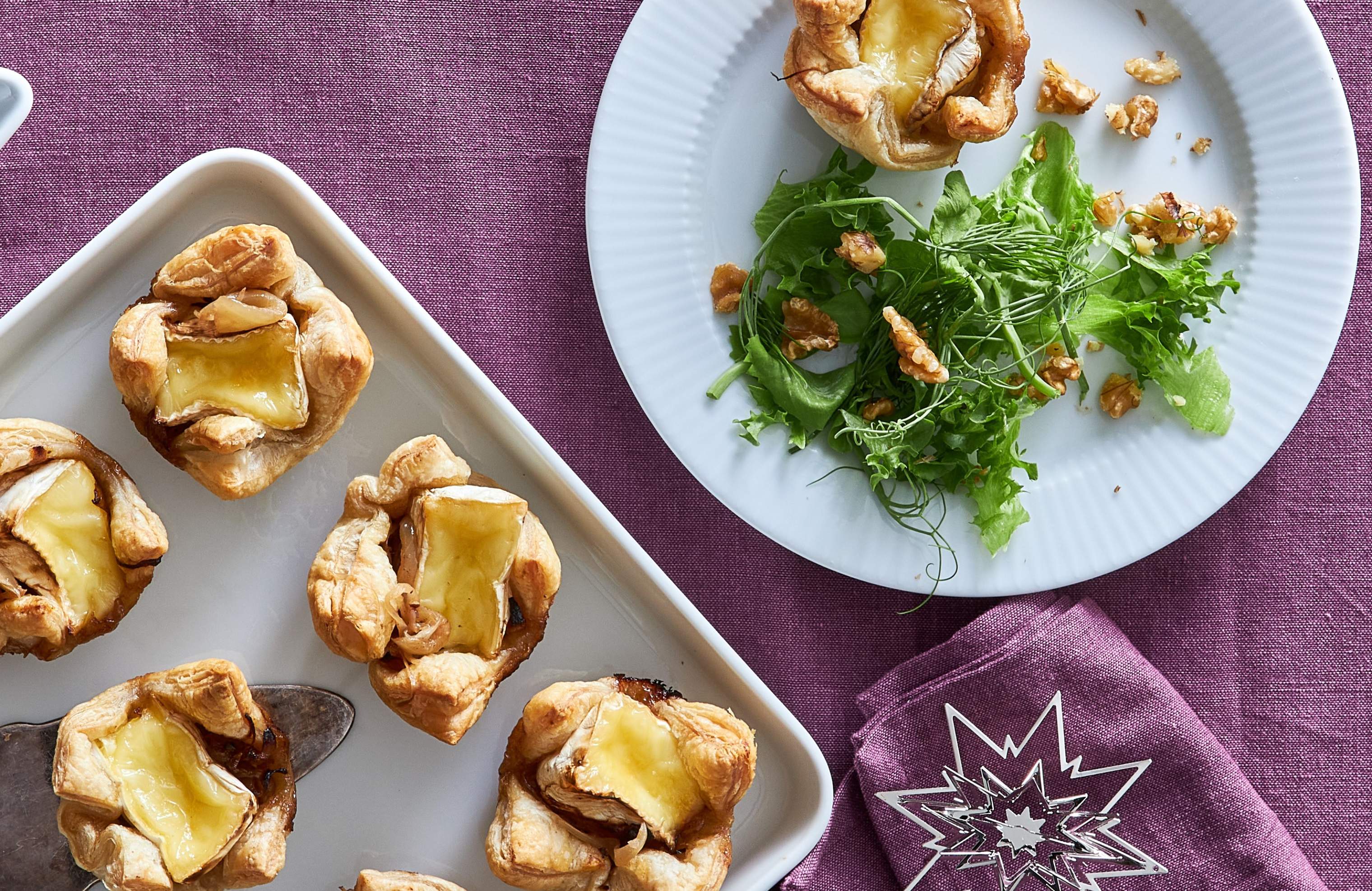Lækre hapsere: Minitærter med løgkompot og brie