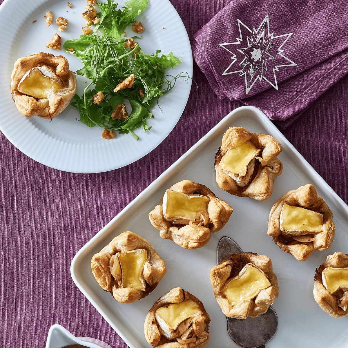 Minitærter med løgkompot og brie