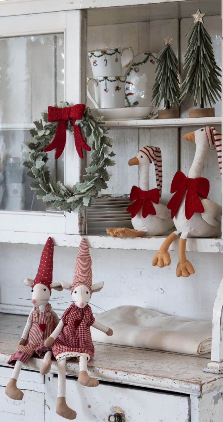 Hvidt skab med julepynt fra Casa Christmas og Stjerne Riflet Jul julestel