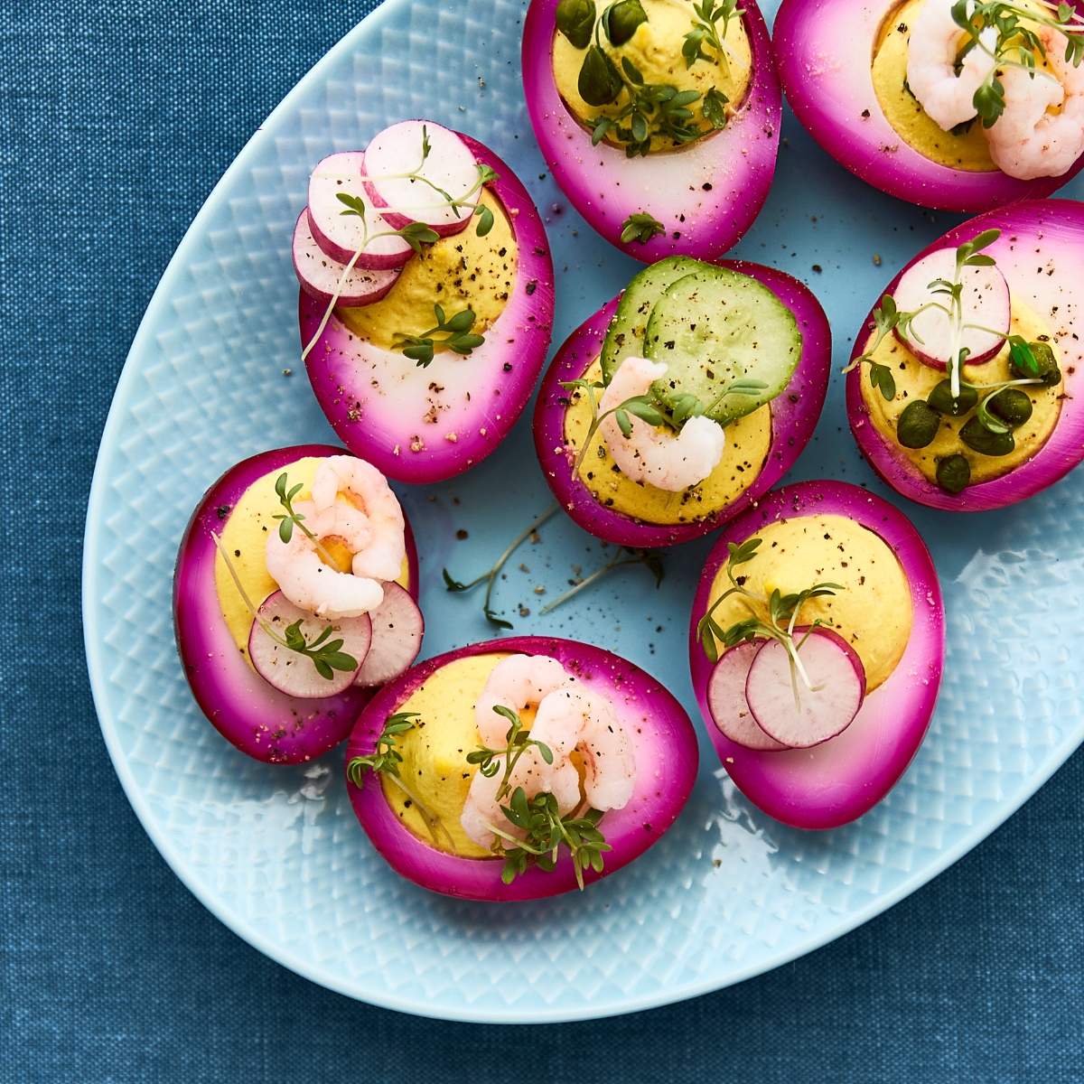 Farverige æg til frokostbordet