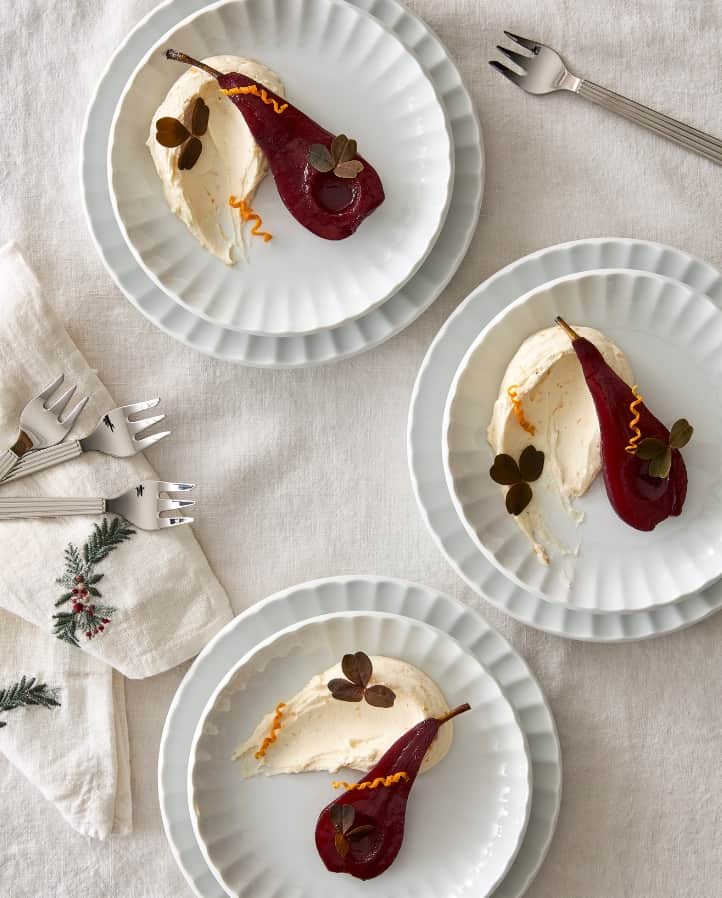 Rødvinspocherede pærer med appelsin-mascarpone