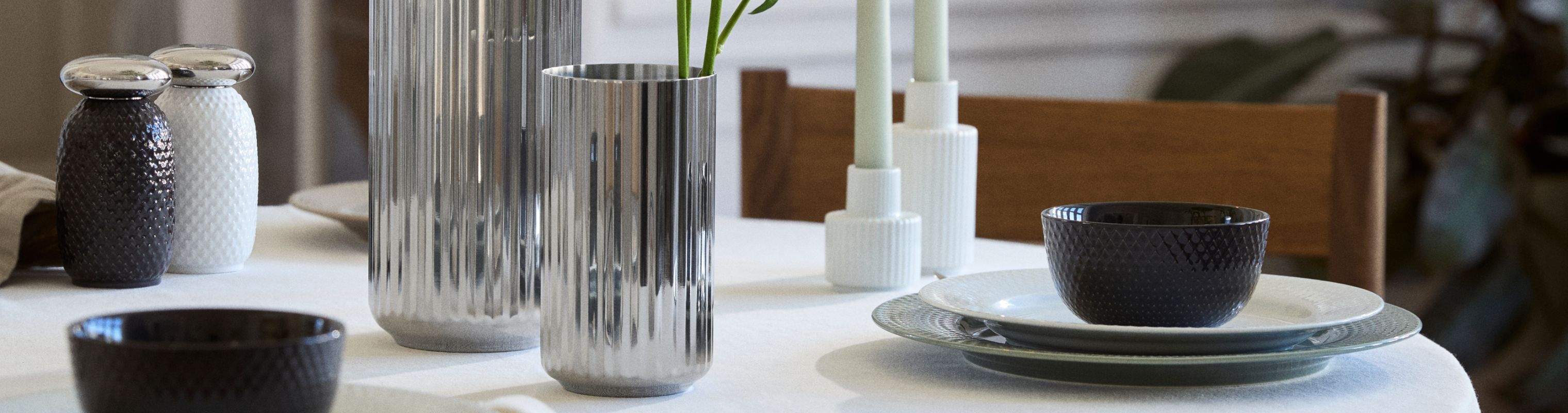 Bord dækket med Rhombe Color og Georg Jensen Bernadotte vaser 