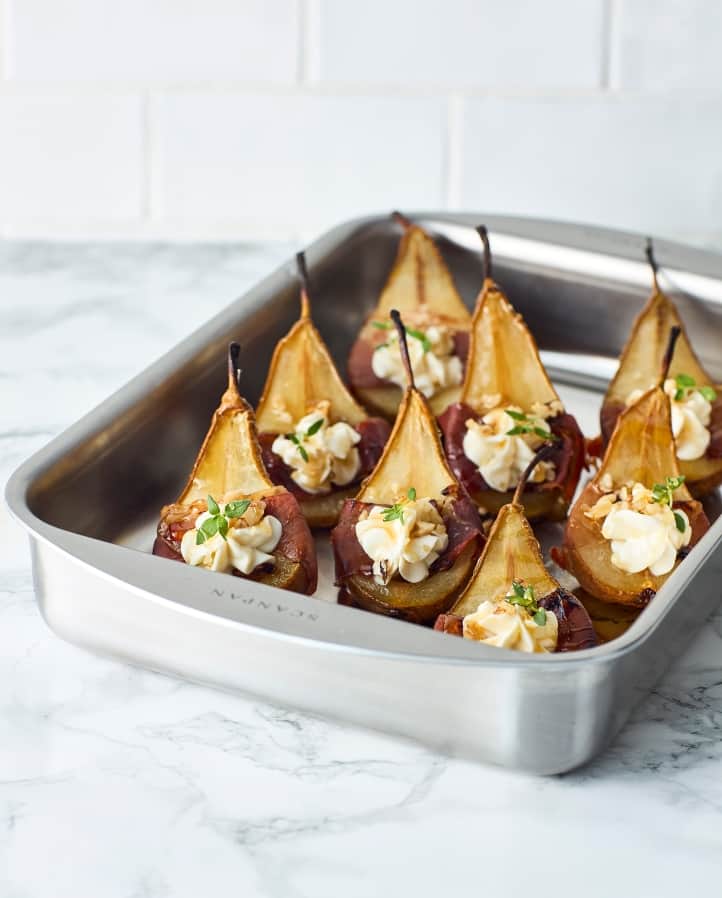 Bagte pærer med prosciutto i scanpan bradepande