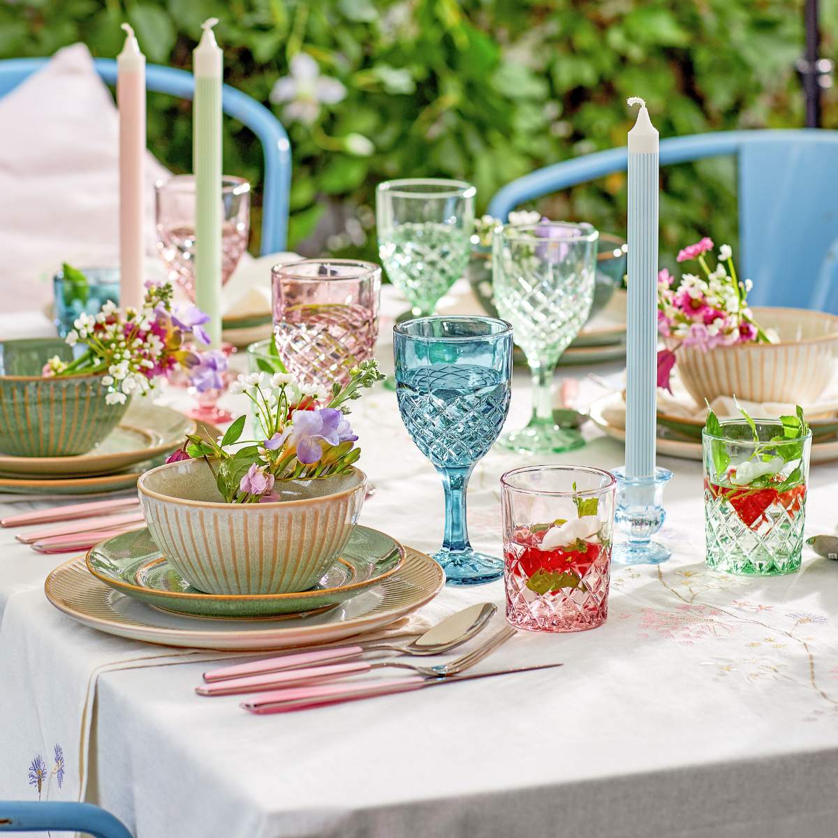 Sommerbord med casa living glas, sofia stel og casa bugatti bestik