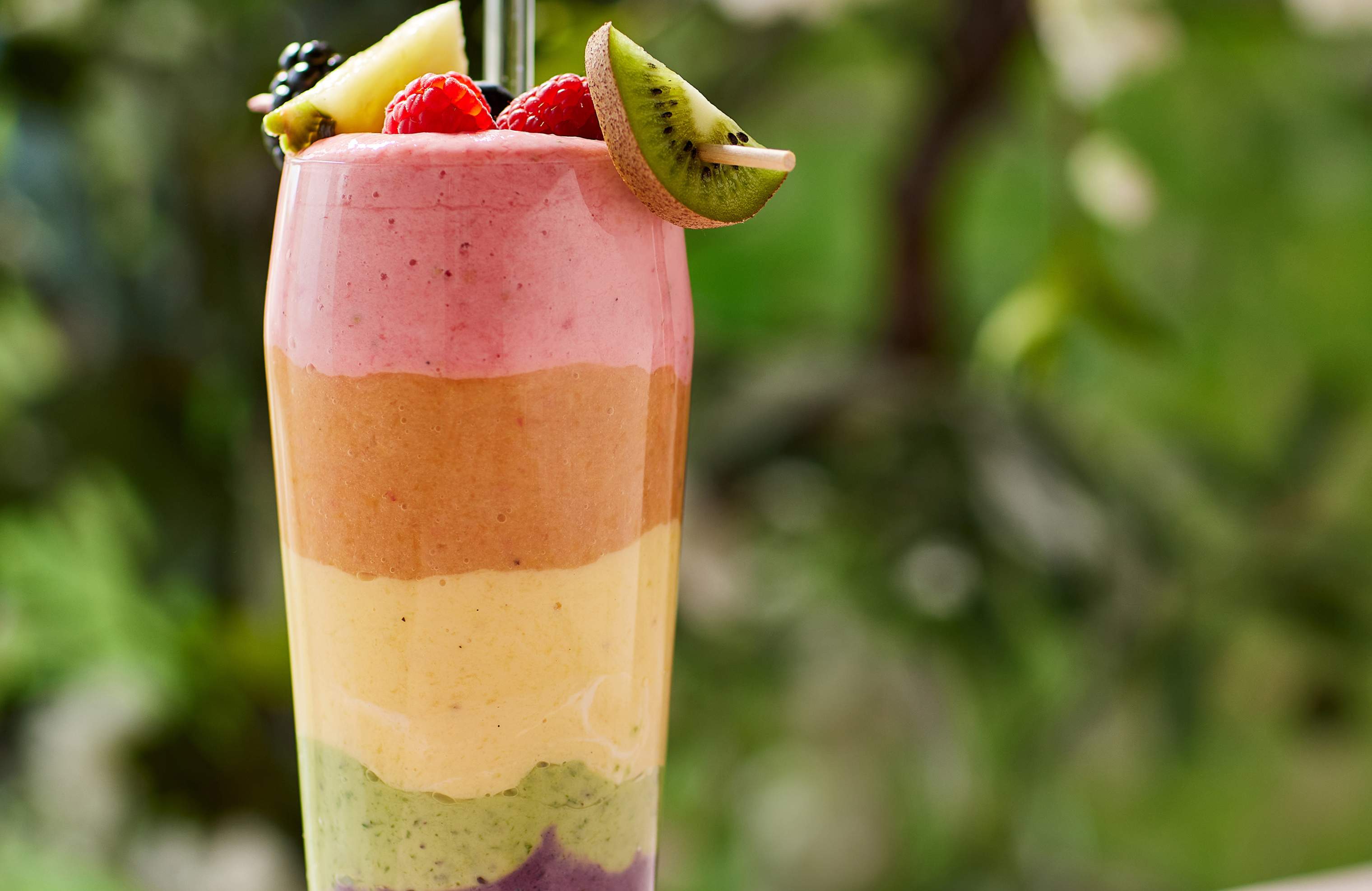 Smoothie i alle regnbuens farver