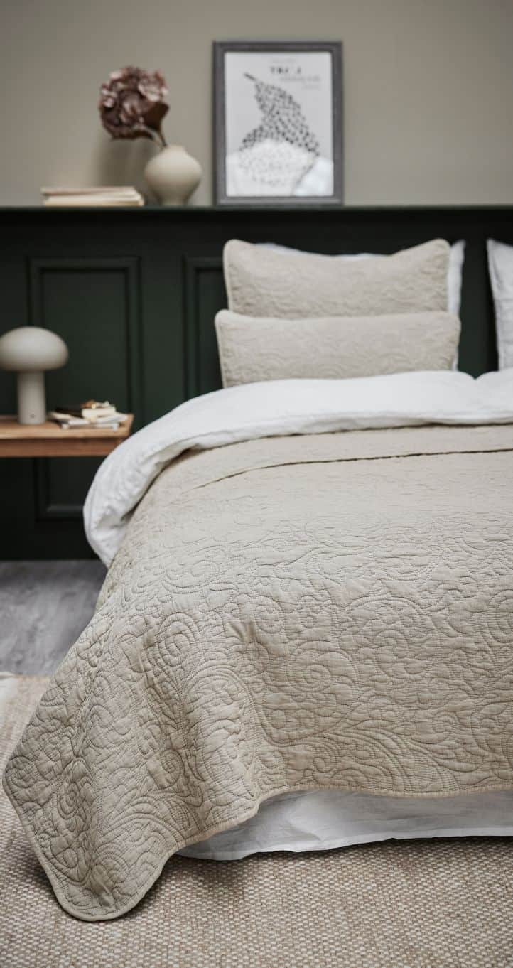 Seng med beige sengetæppe fra Lene Bjerre