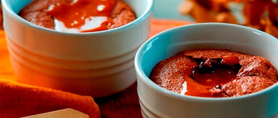 Server den syndige dessert chokoladefondant med karamel