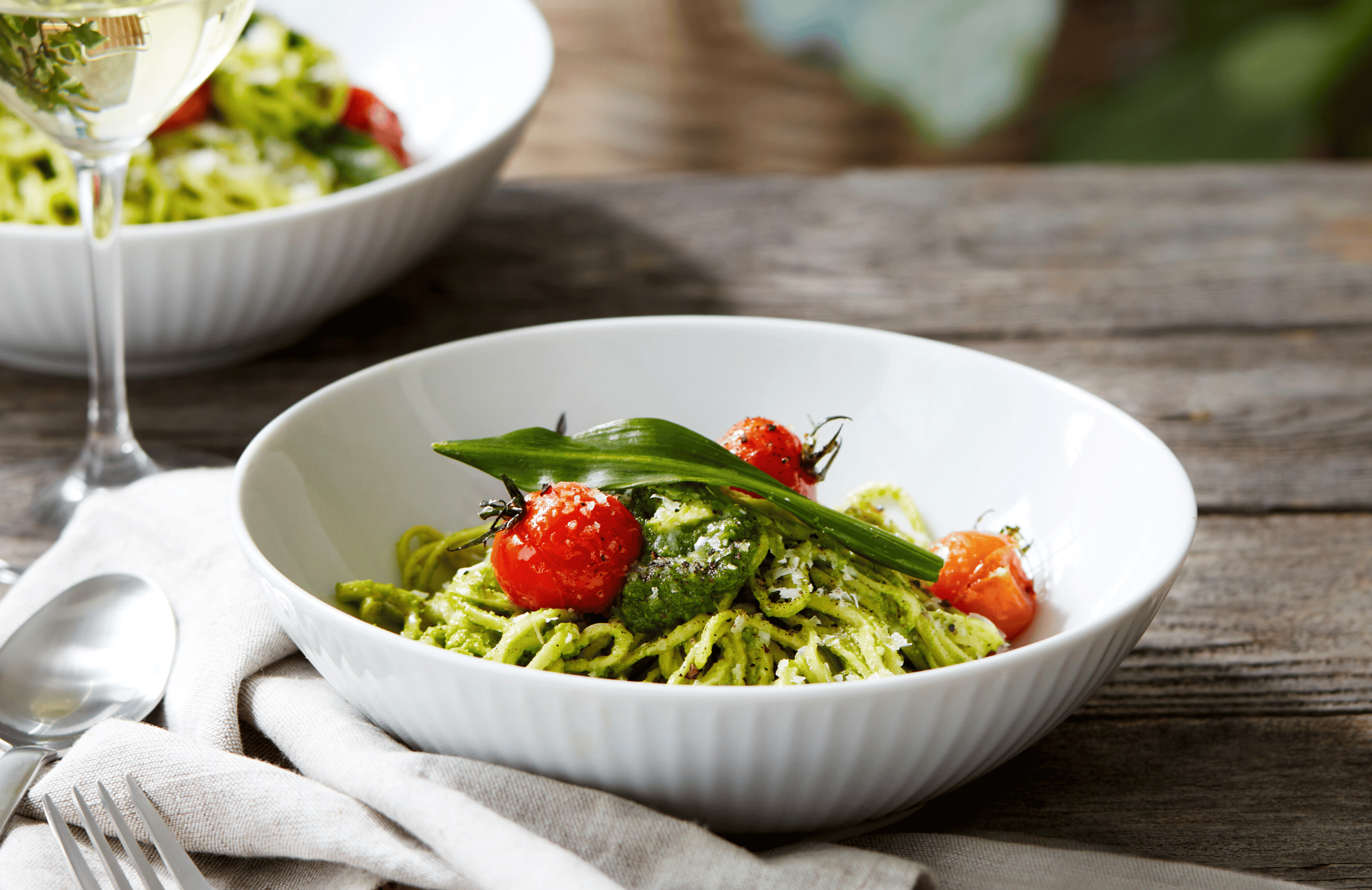 Pasta med ramsløgspesto og bagte tomater