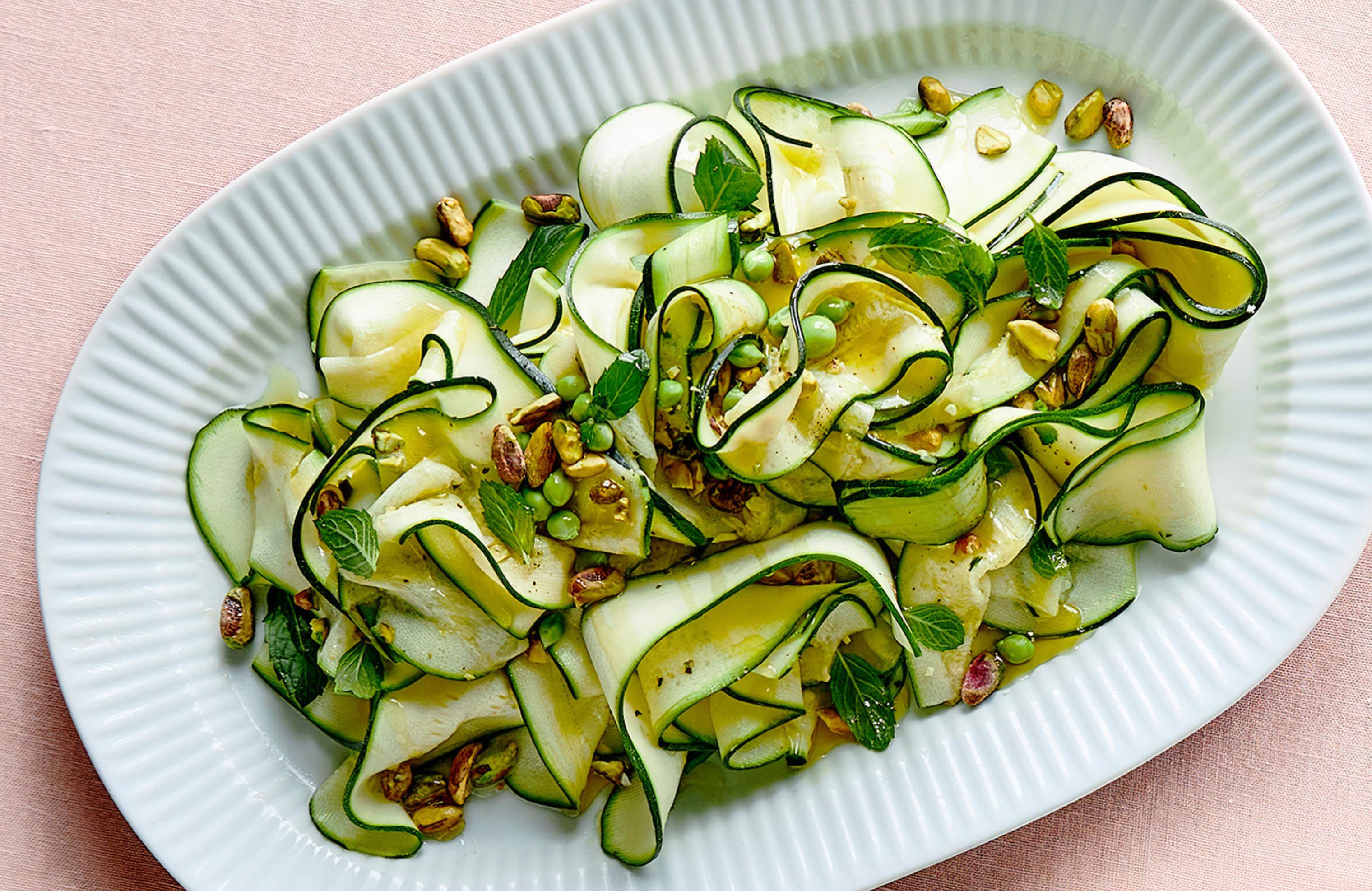 Marineret squashsalat med mynte og pistacie