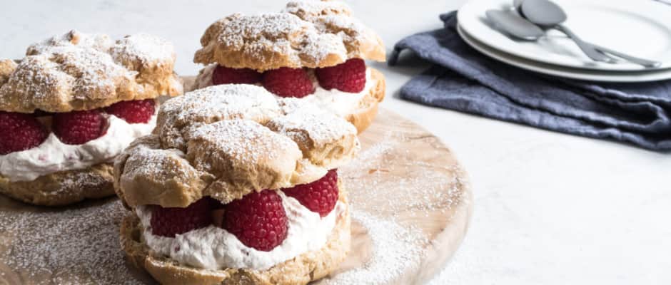 Fastelavnsboller med vandbakkelse, flødeskum og bær