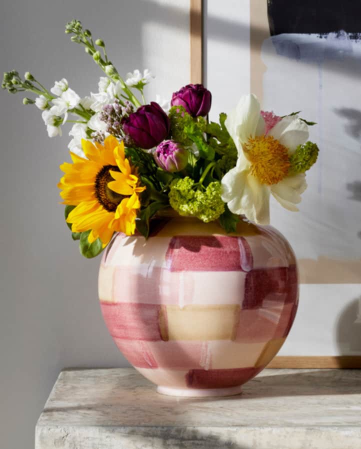 blomsterbuket med blomster i sæson