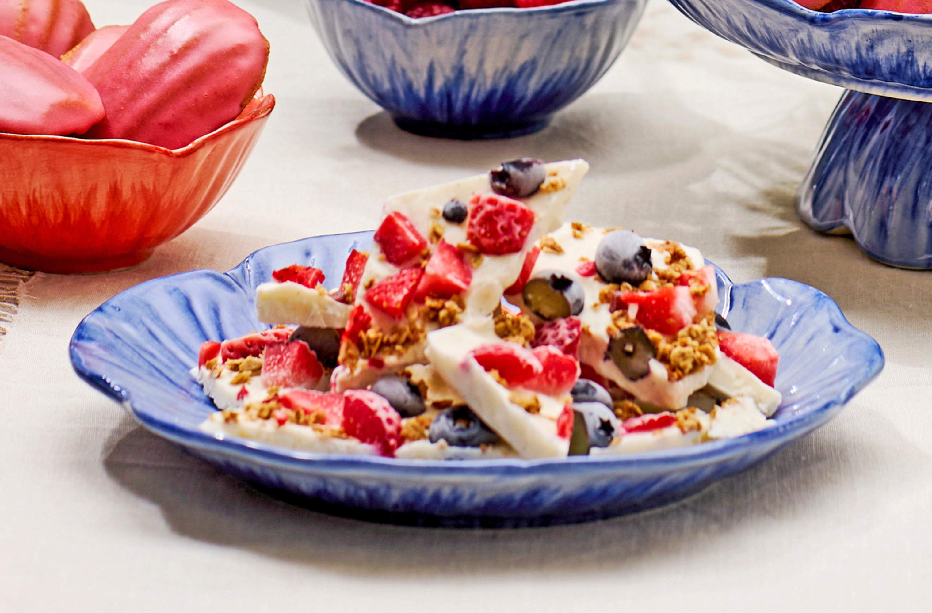 Snack med yoghurt: Sådan laver du frozen yogurt barks