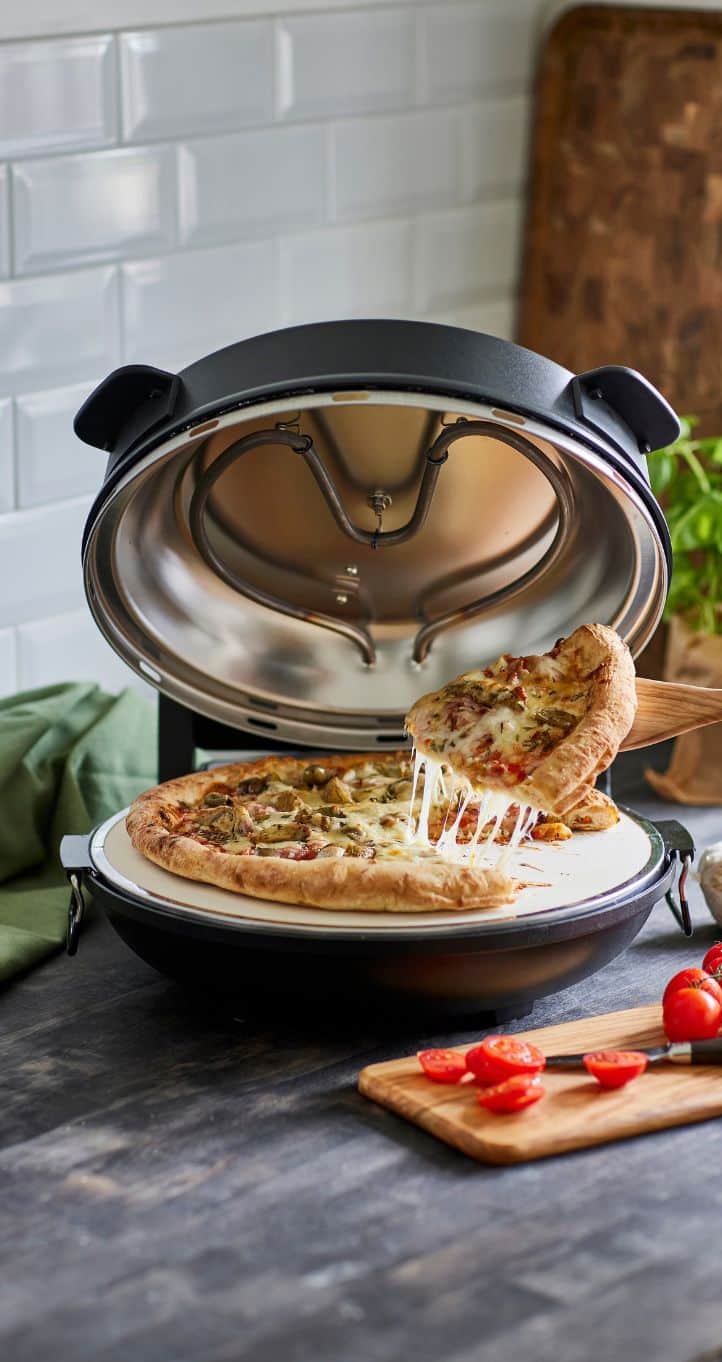 Pizzaovn fra Cook & Baker med færdigbagt pizza 