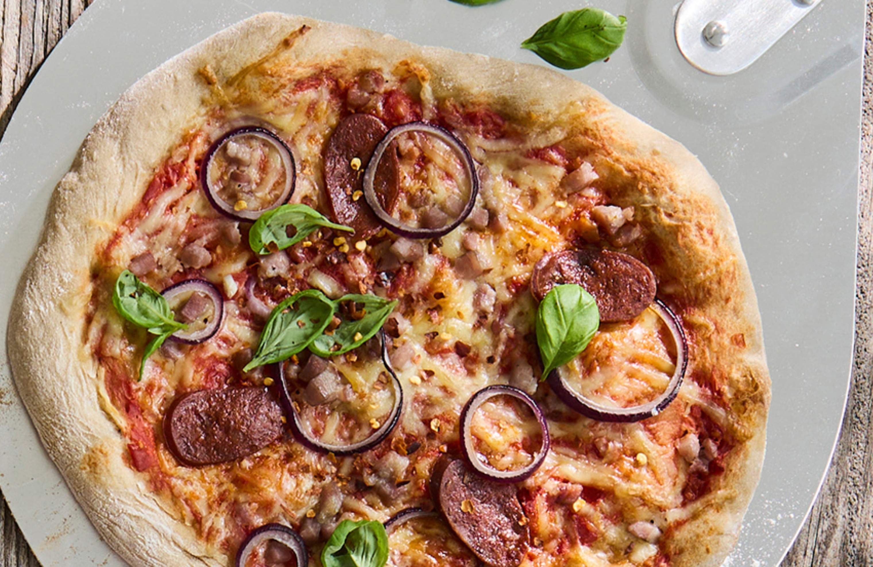 Pizza med chorizo og rødløg