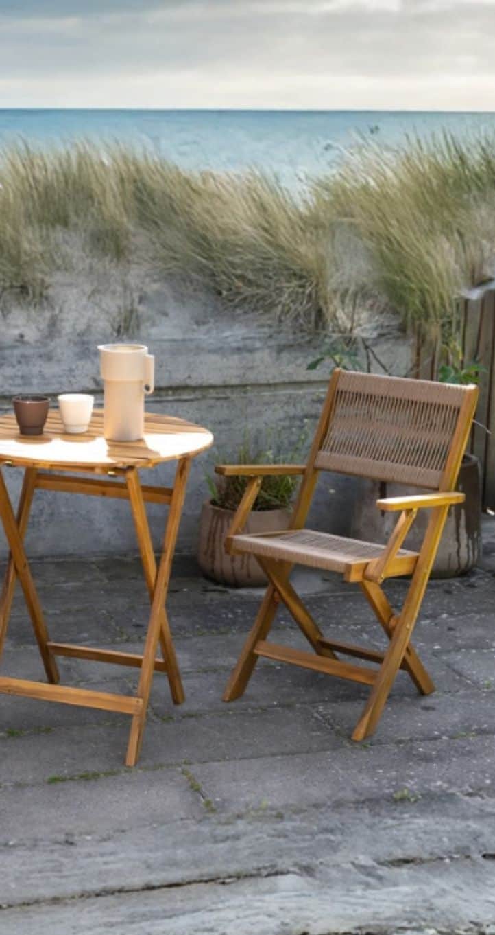 Nooka cafésæt fra Hâws ved klitter og hav