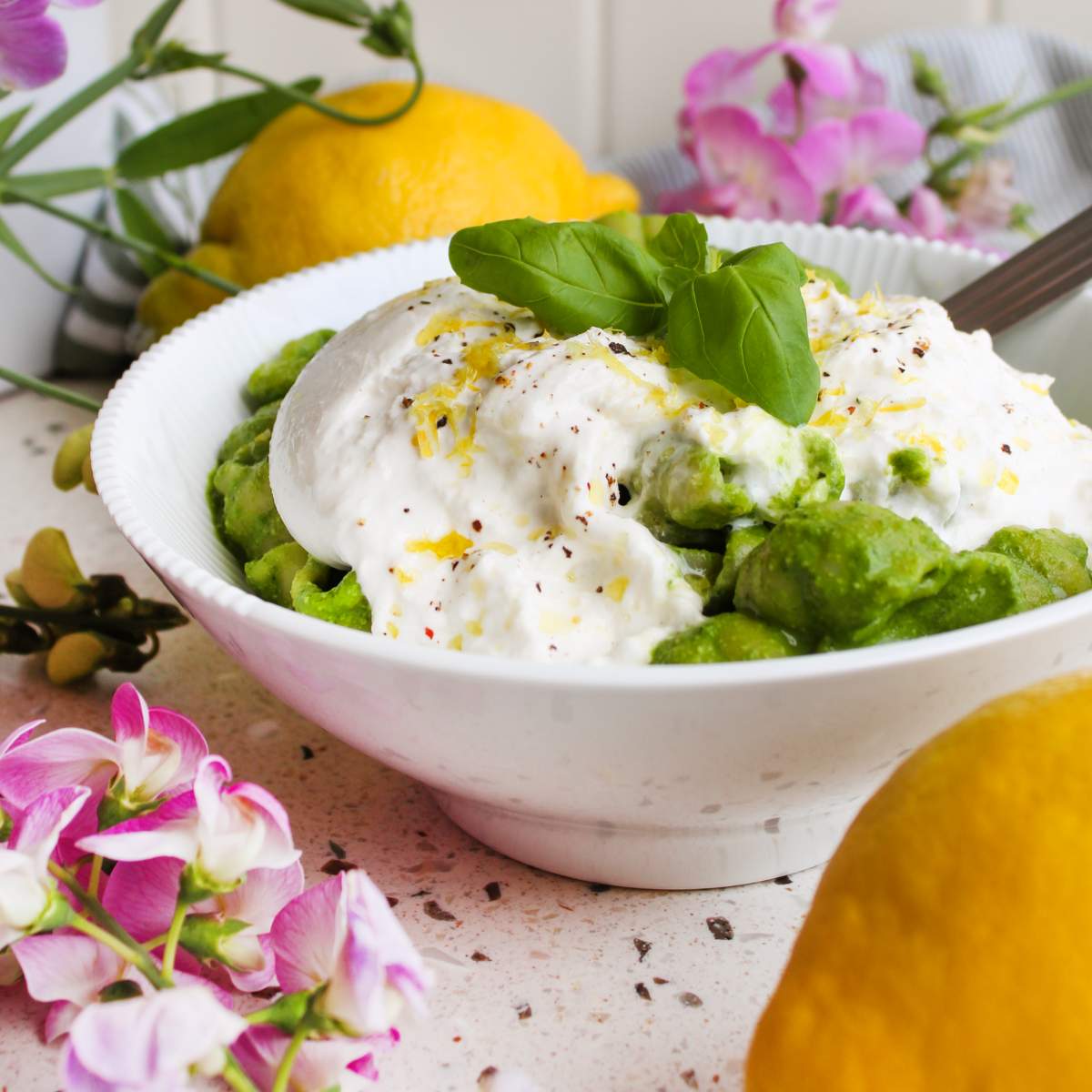 Grøn pasta med burrata-ost