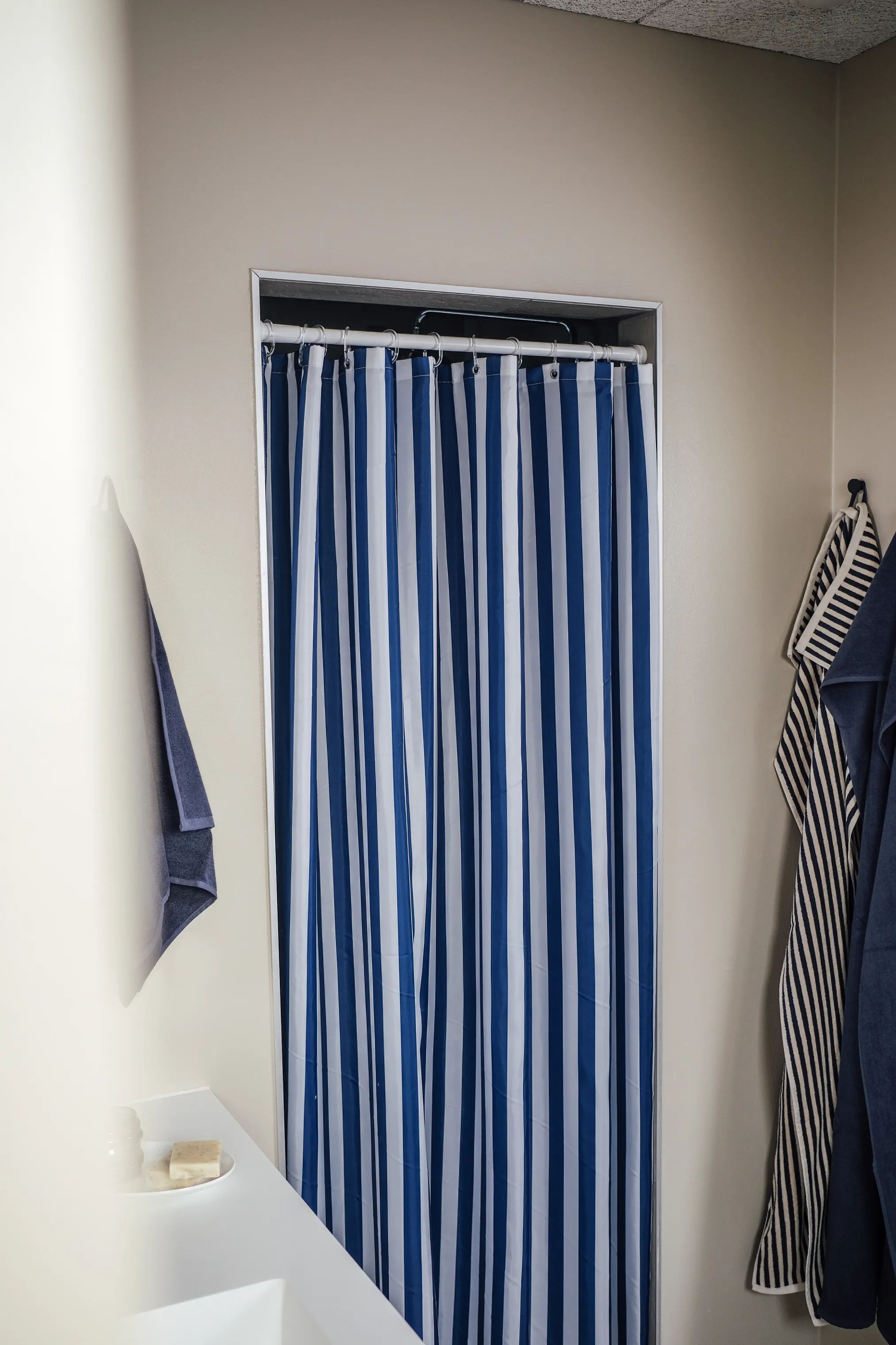 CASA Living Badeforhæng Badeforhæng i Mørkeblå stribet, 2