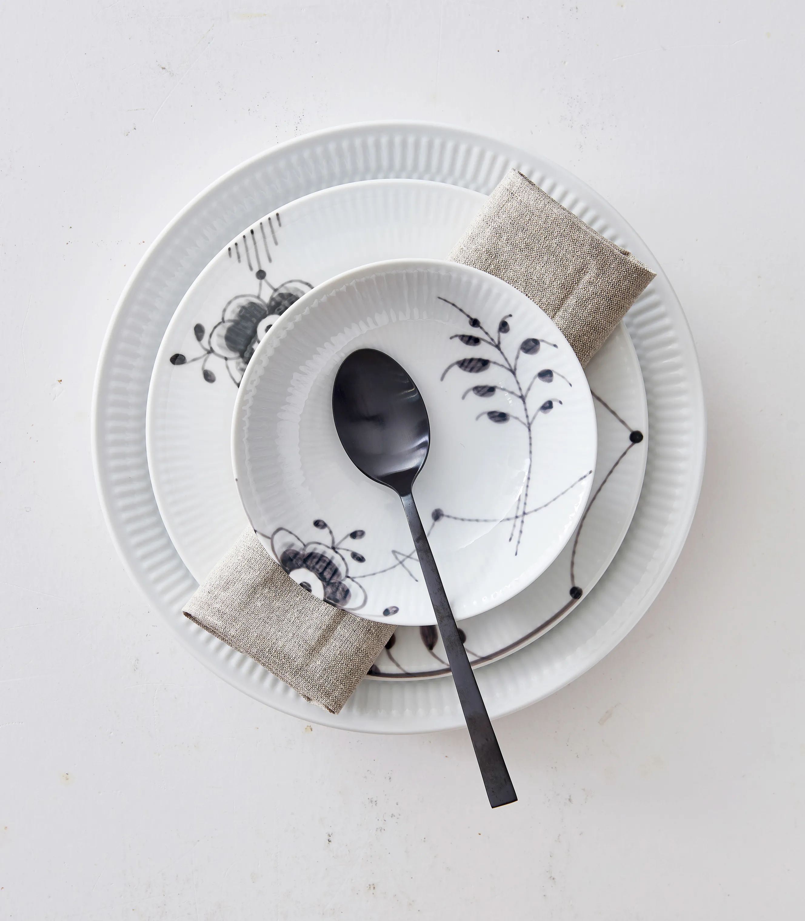 Royal Copenhagen Serveringsskåle Sort Mega Riflet Skål i Sort/hvid, 16 cm, 2