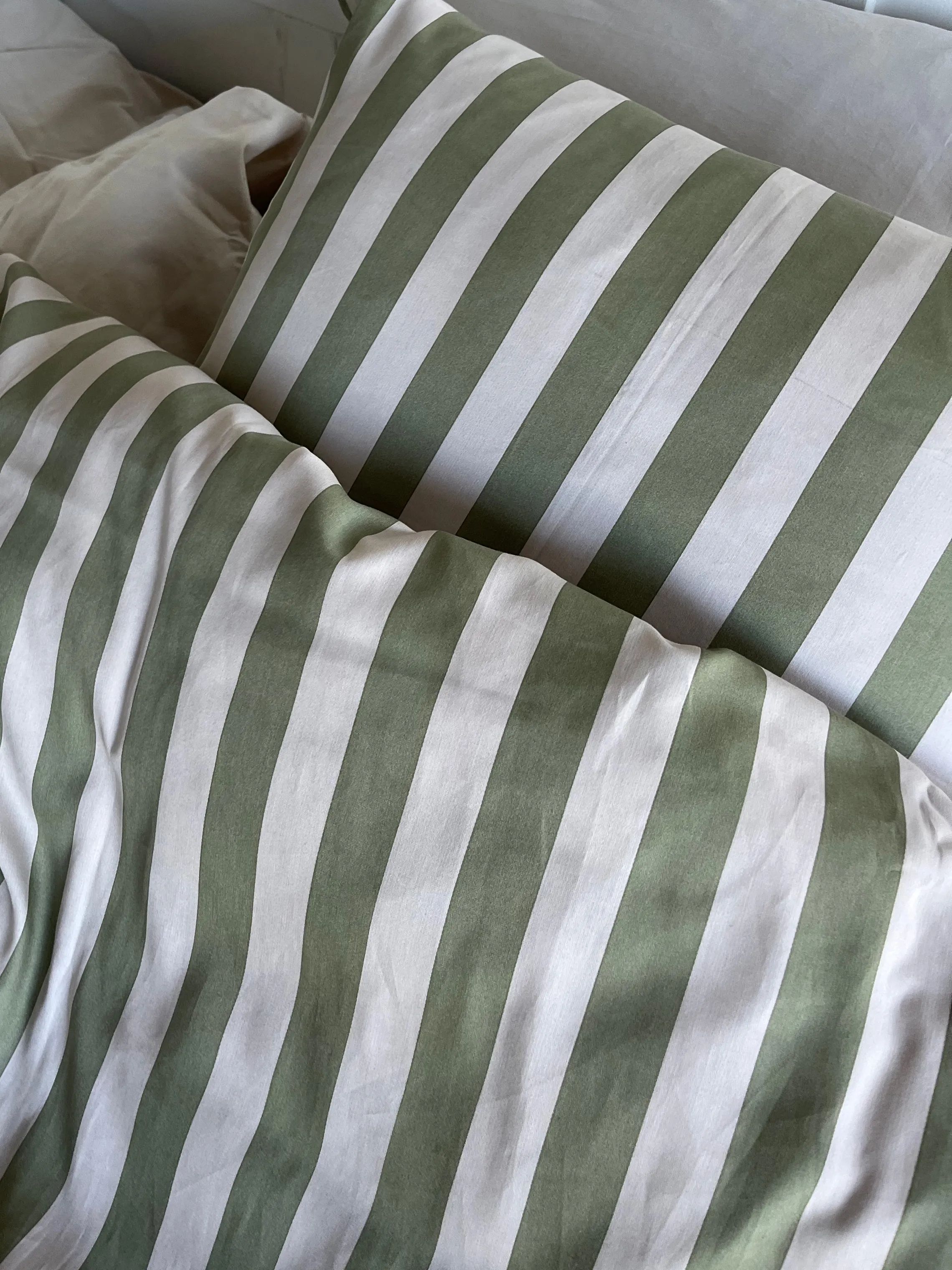 omhu Sengetøj Block strib Blok Strib Sengesæt i Dusty green, B140 x L220 cm, 3