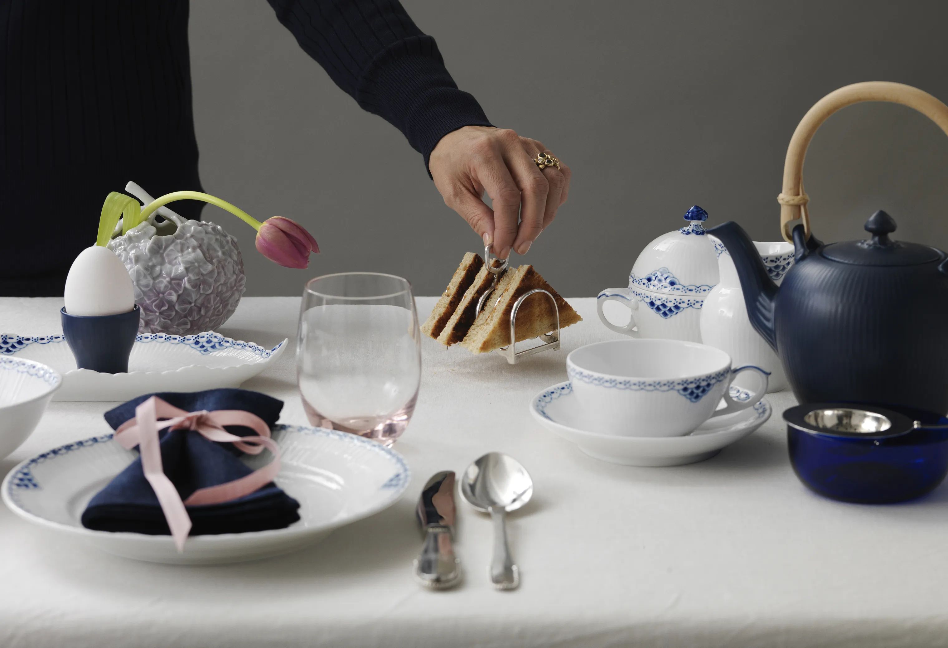 Royal Copenhagen Krus og kopper med hank Prinsesse Kop m. underkop i Koboltblå/hvid, 2