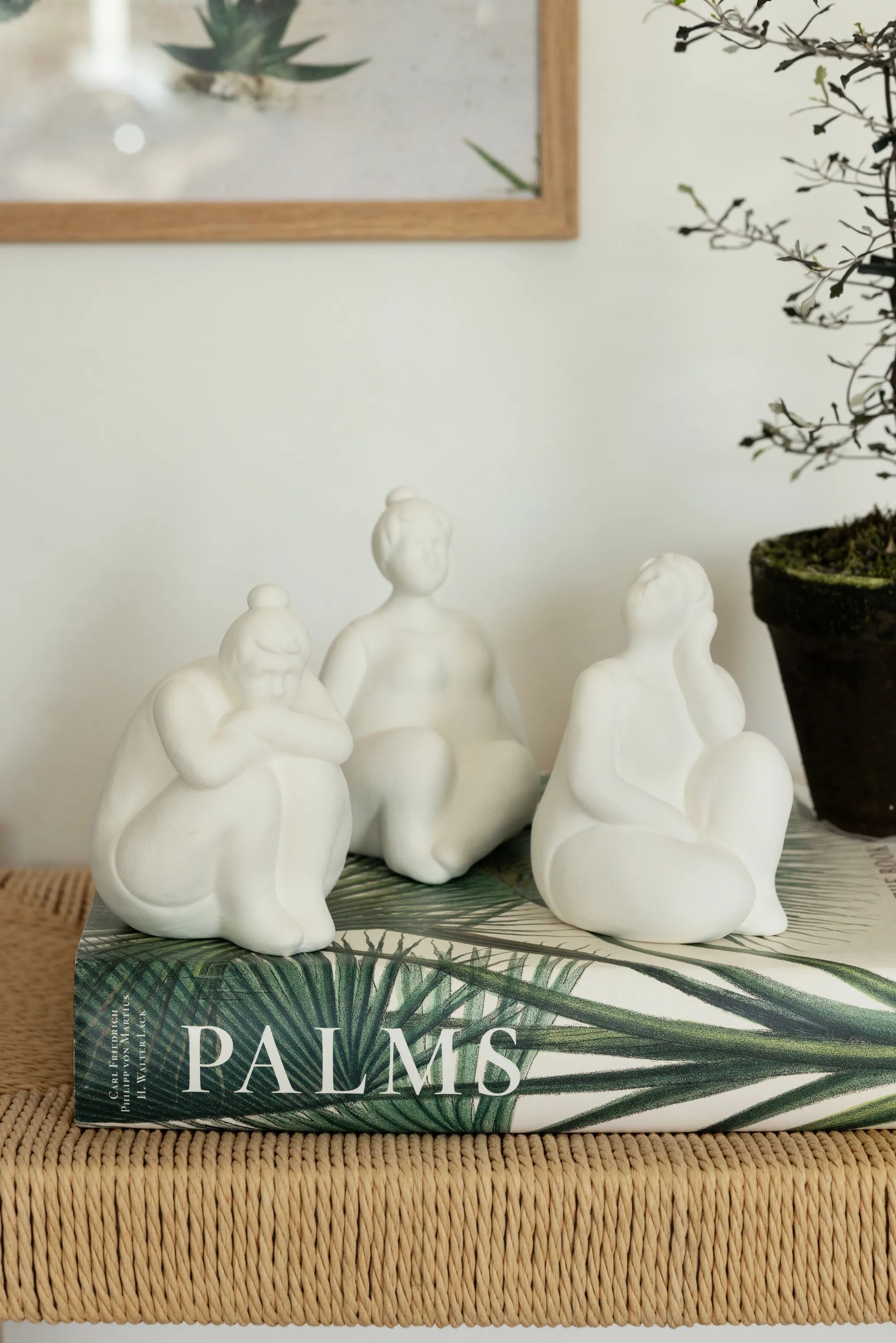 CASA Living Øvrige figurer Figur - Dame i Siddende dame sammenfoldet med krydsede arme, 2