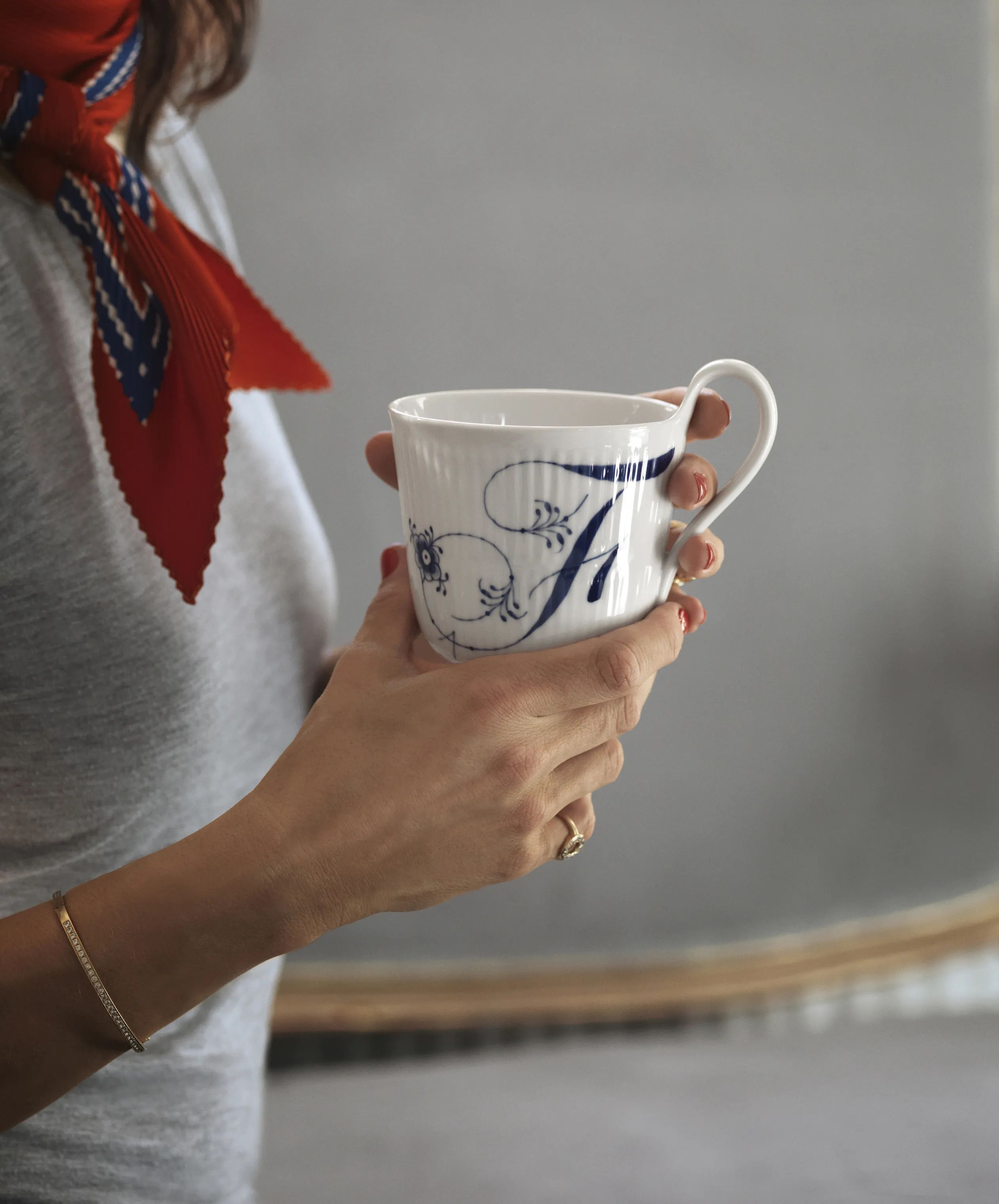 Royal Copenhagen Krus og kopper med hank Alfabet Kollektion Højhankskop - F i F krus, 3