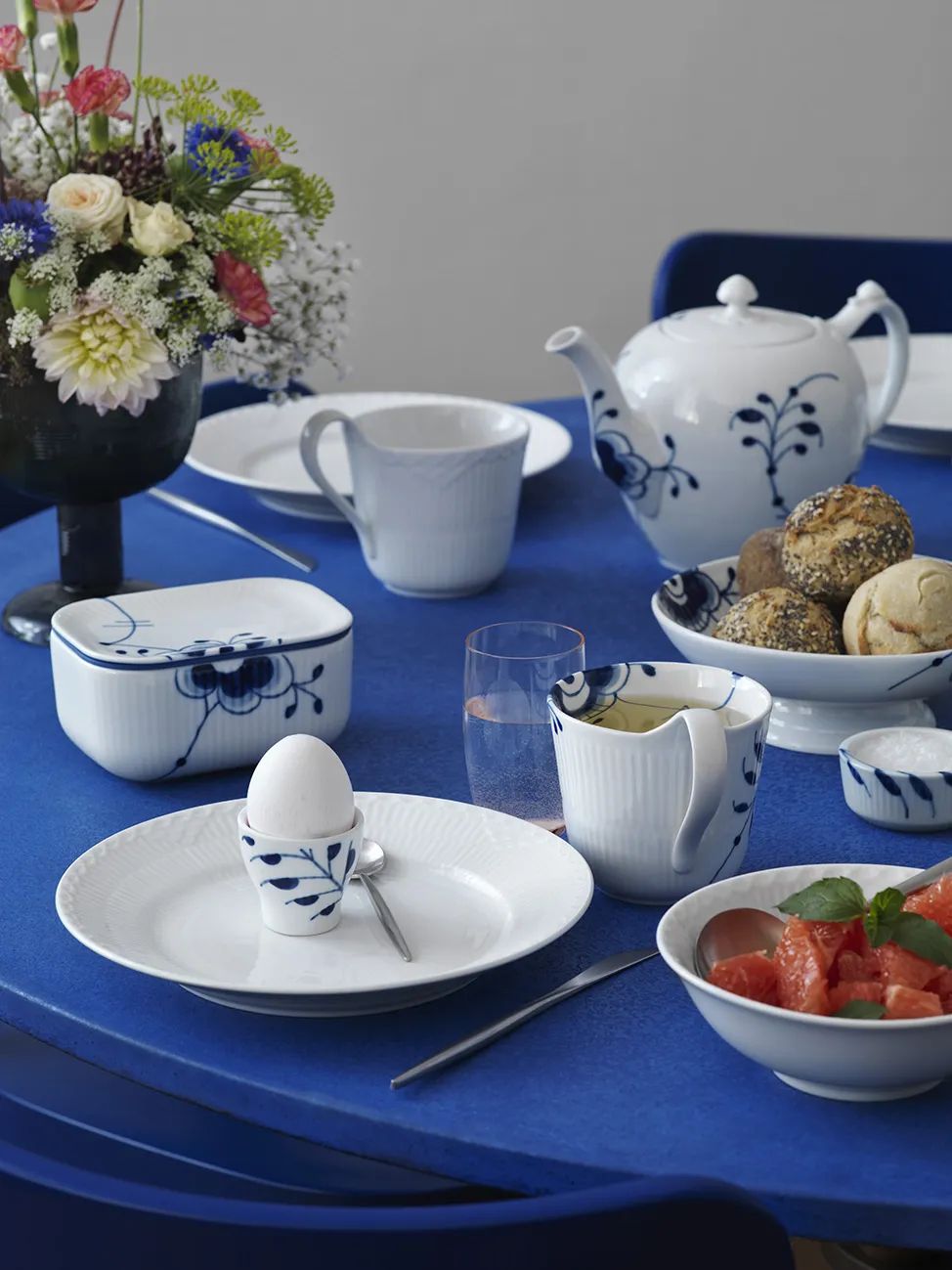 Royal Copenhagen Krus og kopper med hank Blå Mega Riflet Kop i Koboltblå/hvid, 33 cl, 2