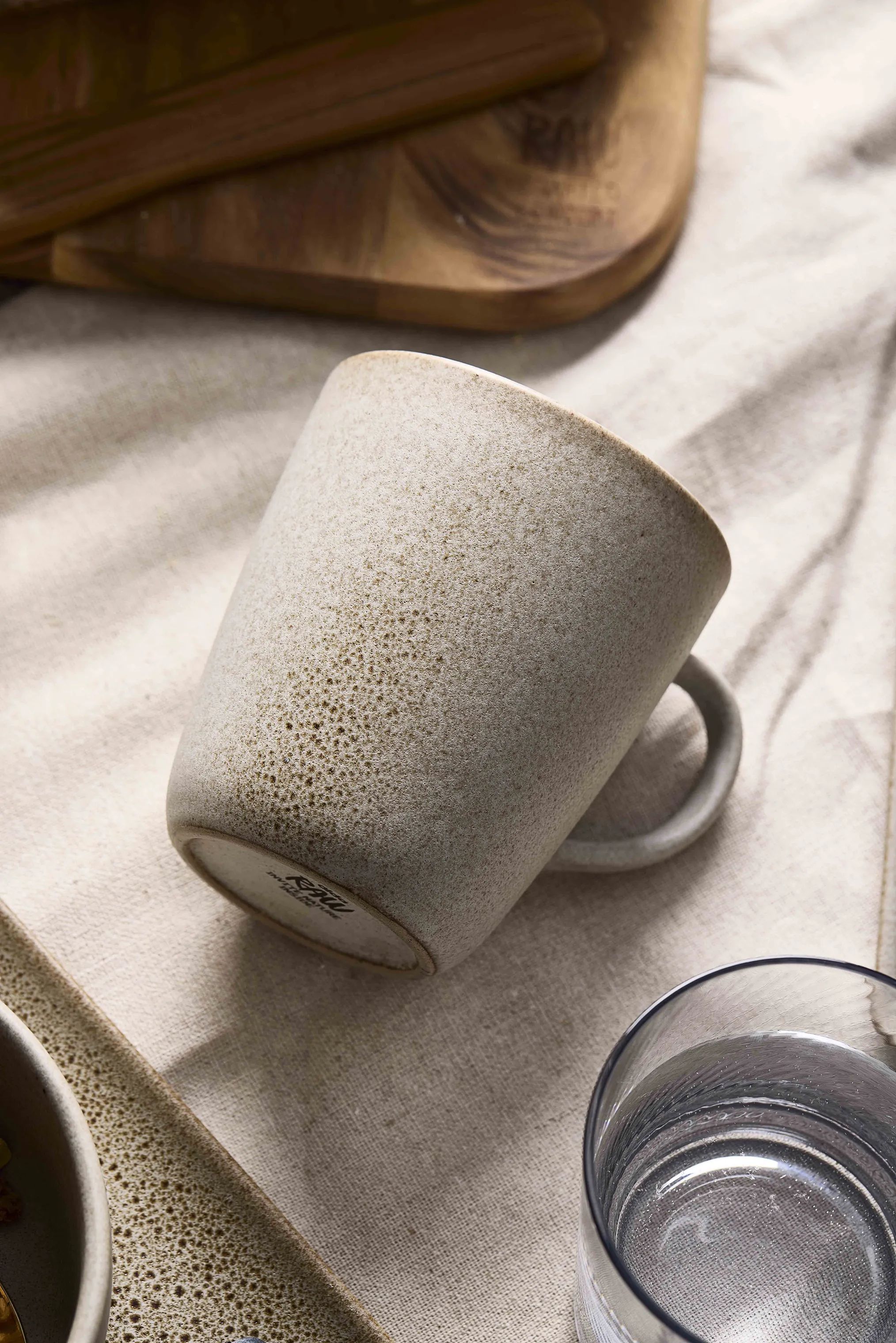 RAW by Aida Krus og kopper med hank Krus m. hank i Sandy Beige, 3