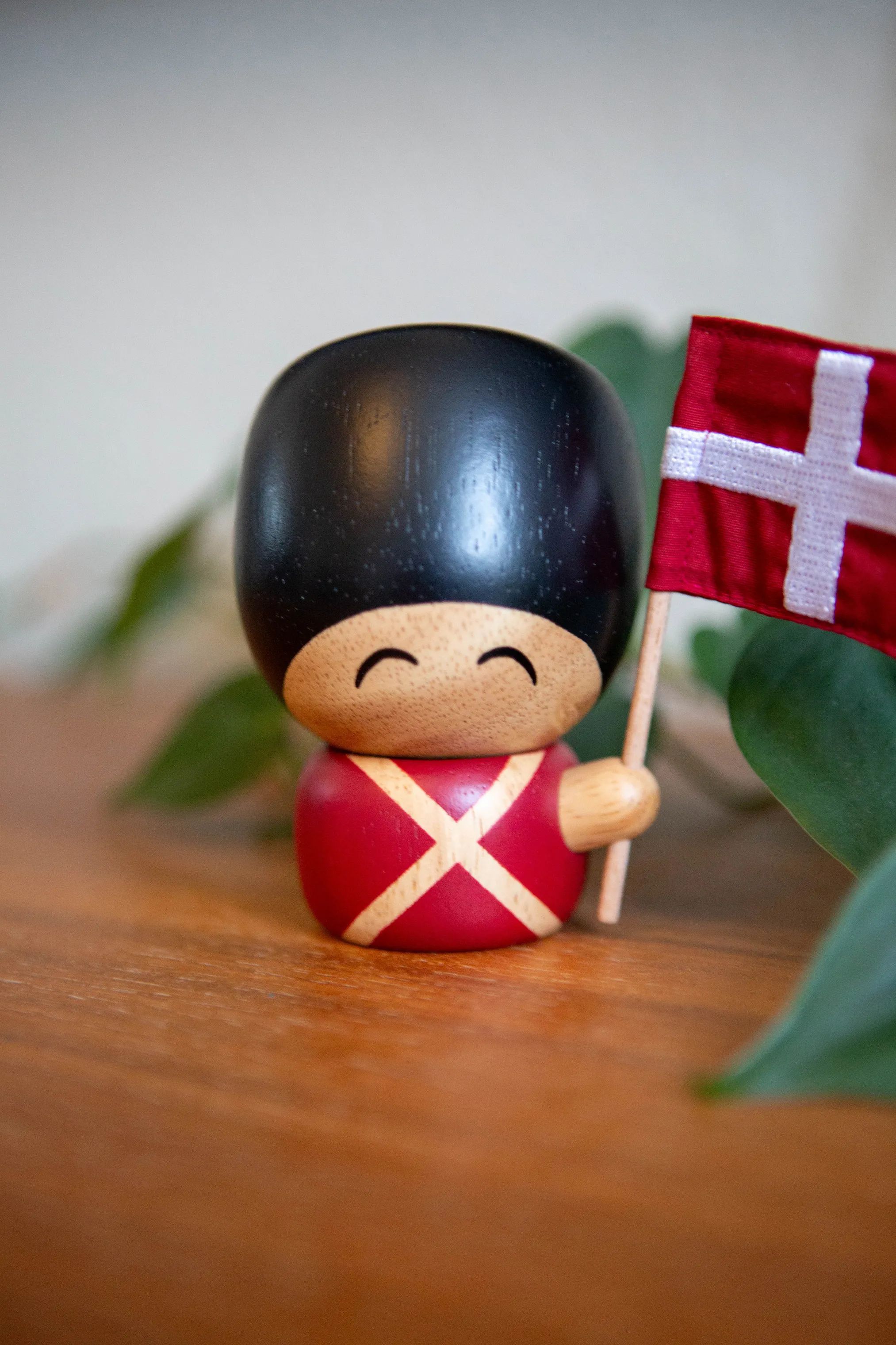 FableWood Øvrige figurer Garder med flag - Henrik i 9 cm, 3