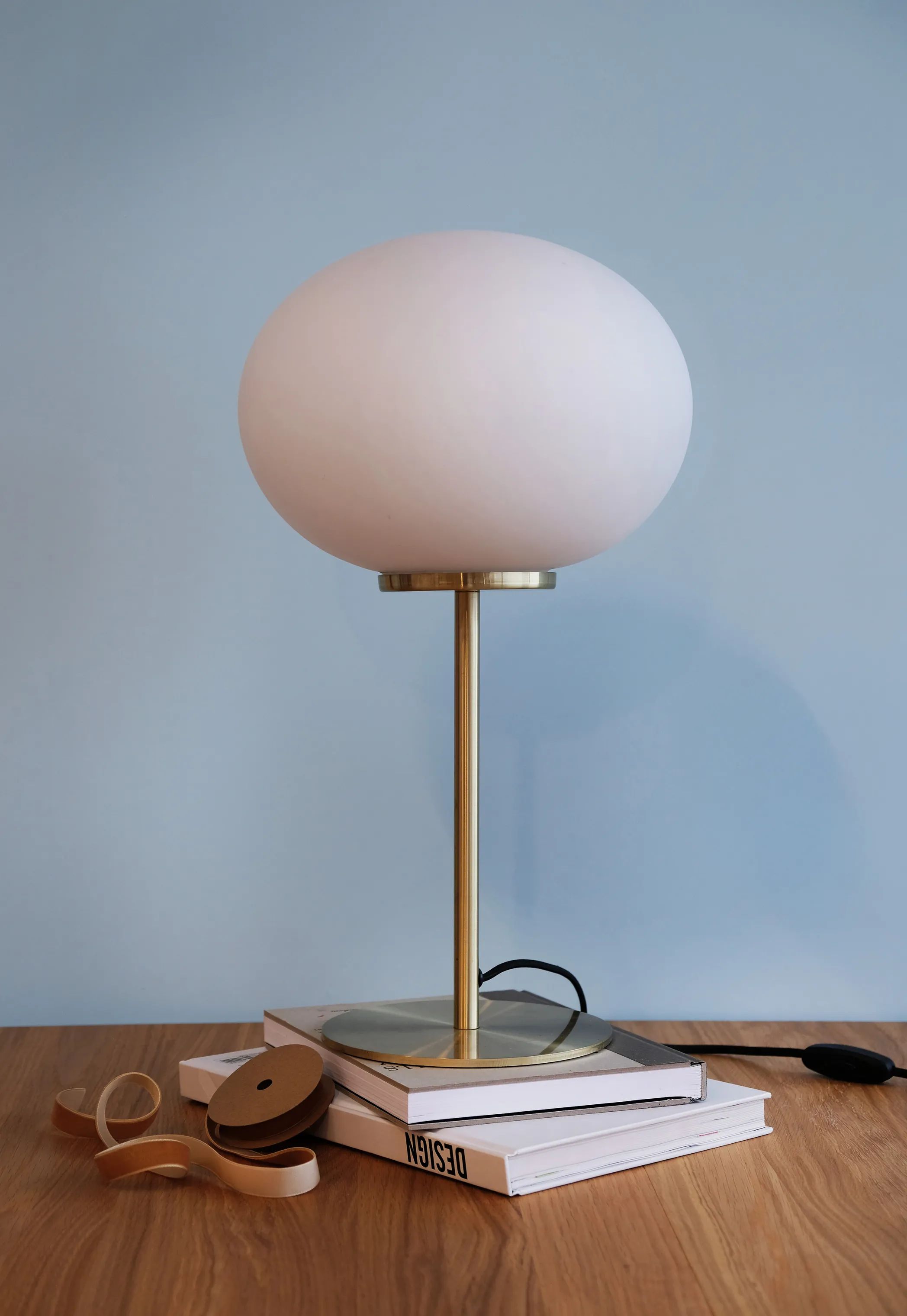 Dyberg Larsen Bordlamper Queen Bordlampe i Opal/messing, 2