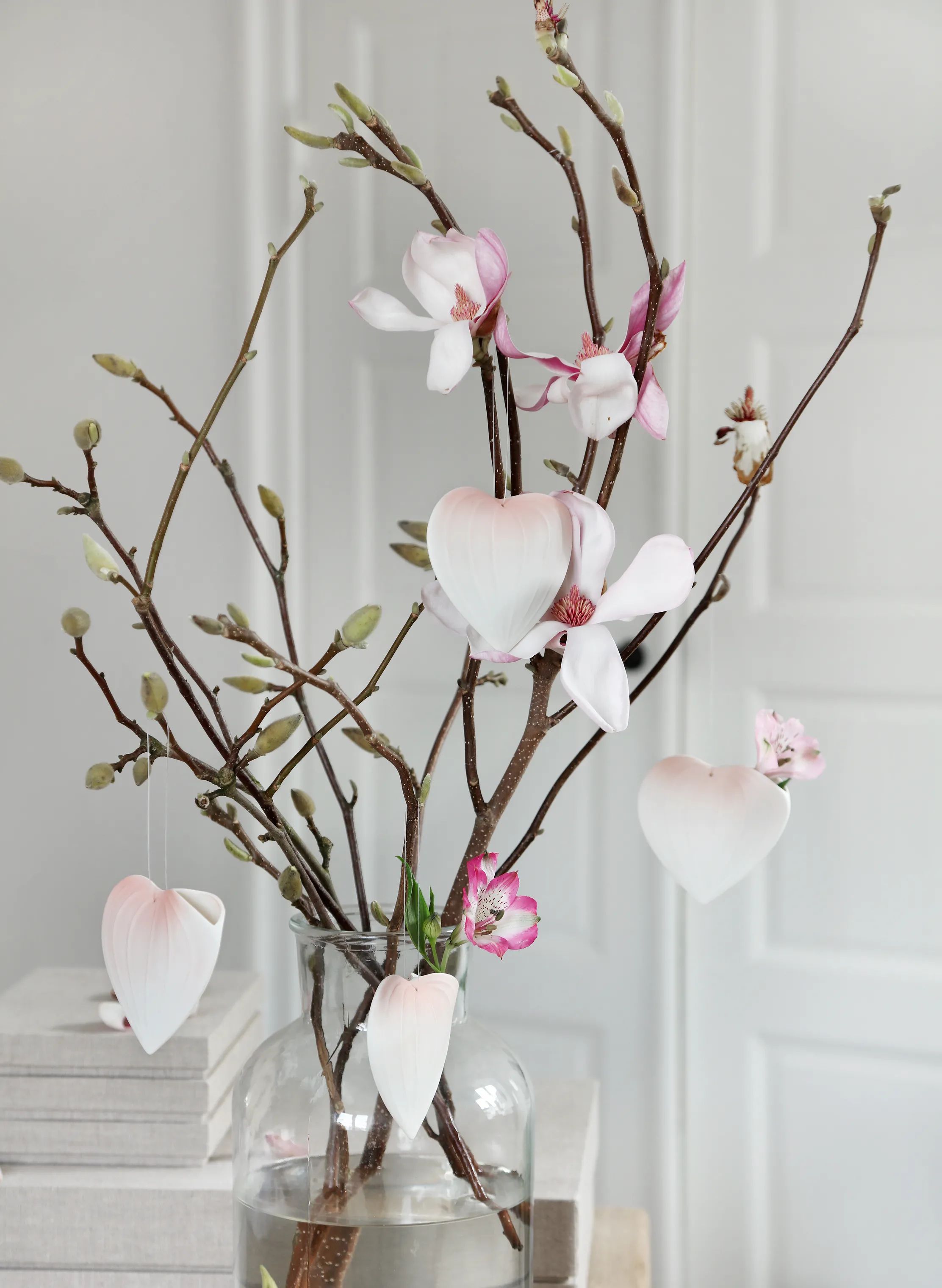 CASA Living Vaser Boligtilbehør SS20 Hjerte Vase m. ophæng - 2 stk. i Hvid/rosa, 9 cm, 2