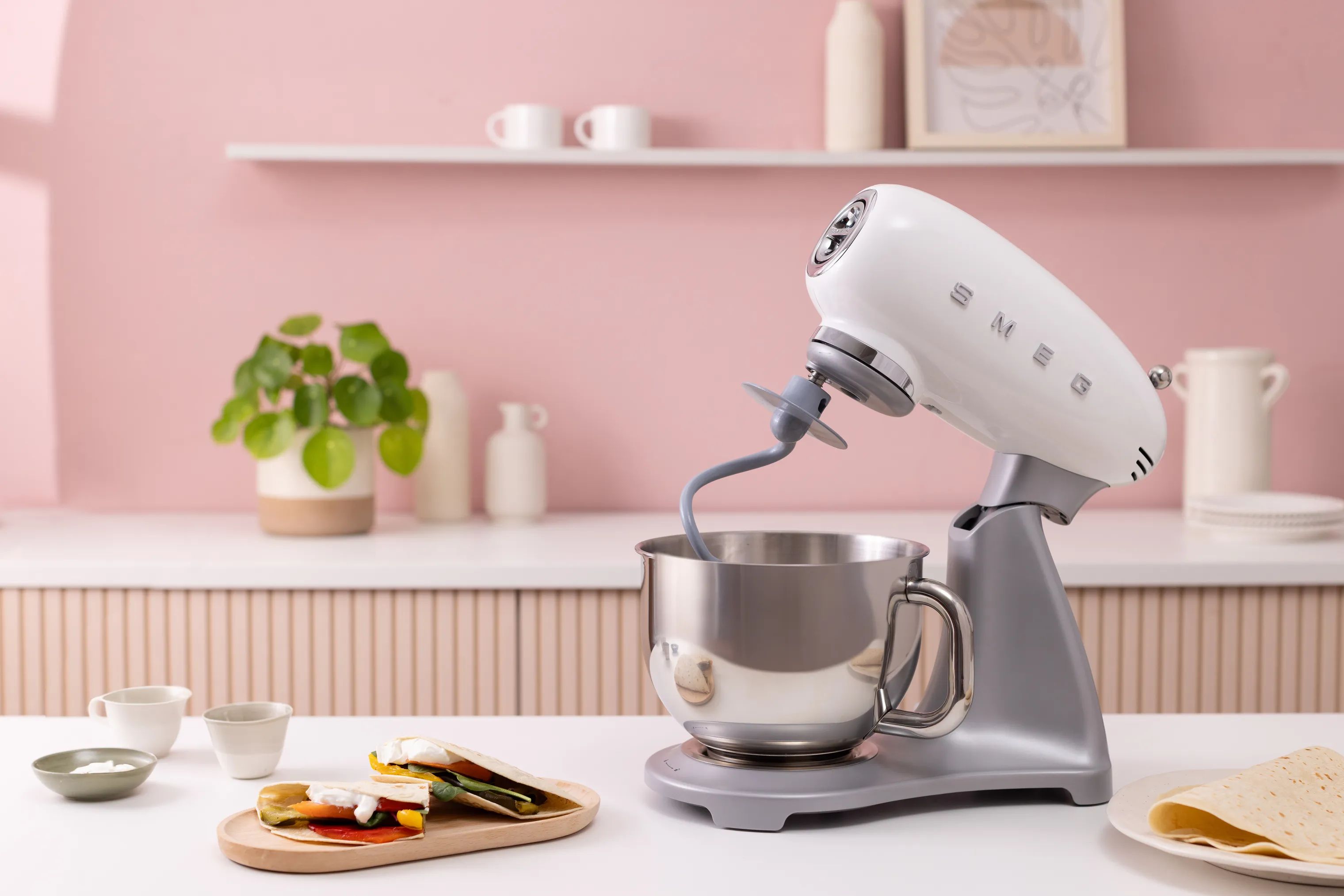Smeg Røremaskiner 50's style Køkkenmaskine SMF04WHEU i hvid, 2