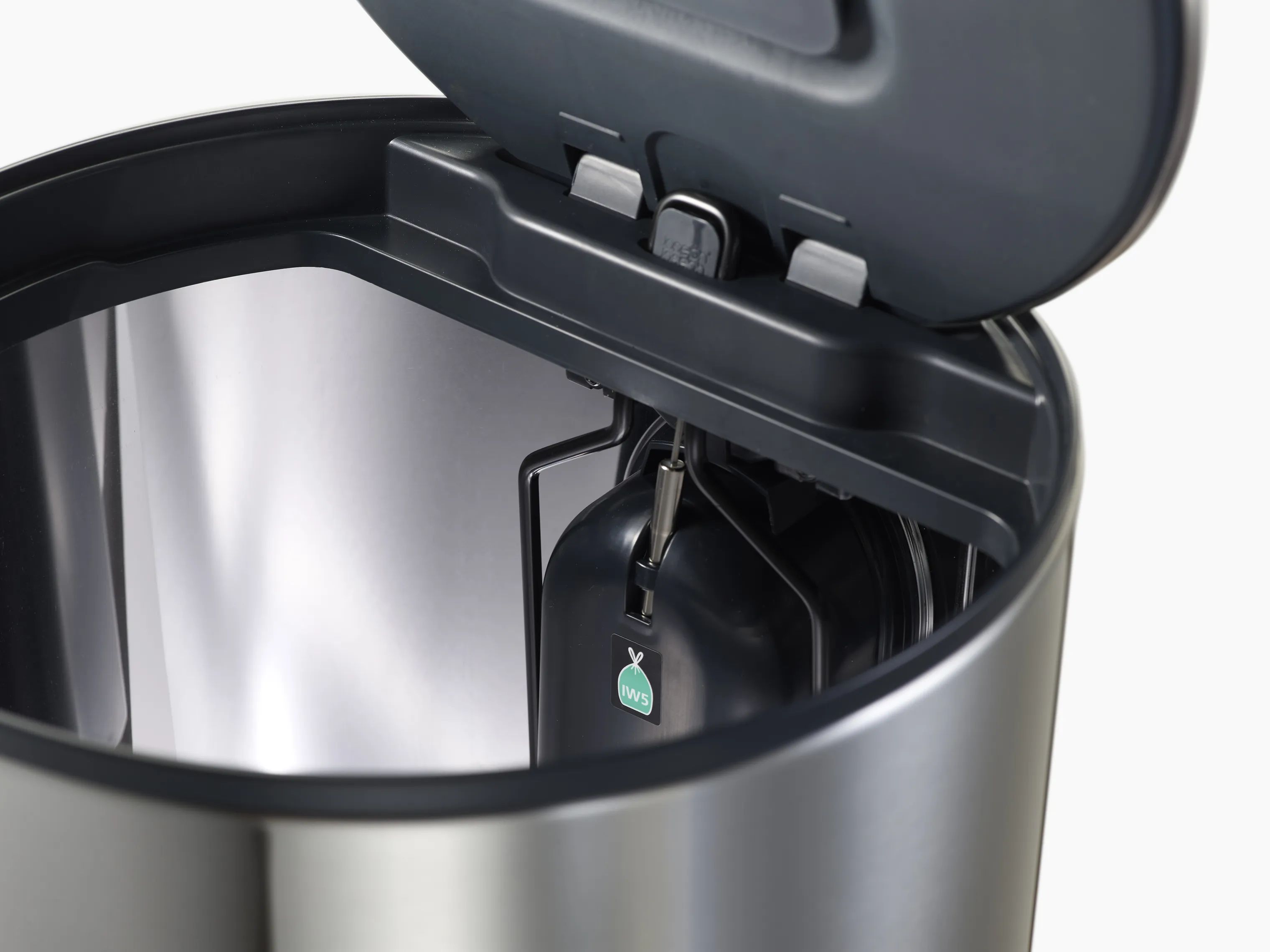 Joseph Joseph Pedalspande Arc  Affaldsspand i Stainless Steel, 30 L, 8