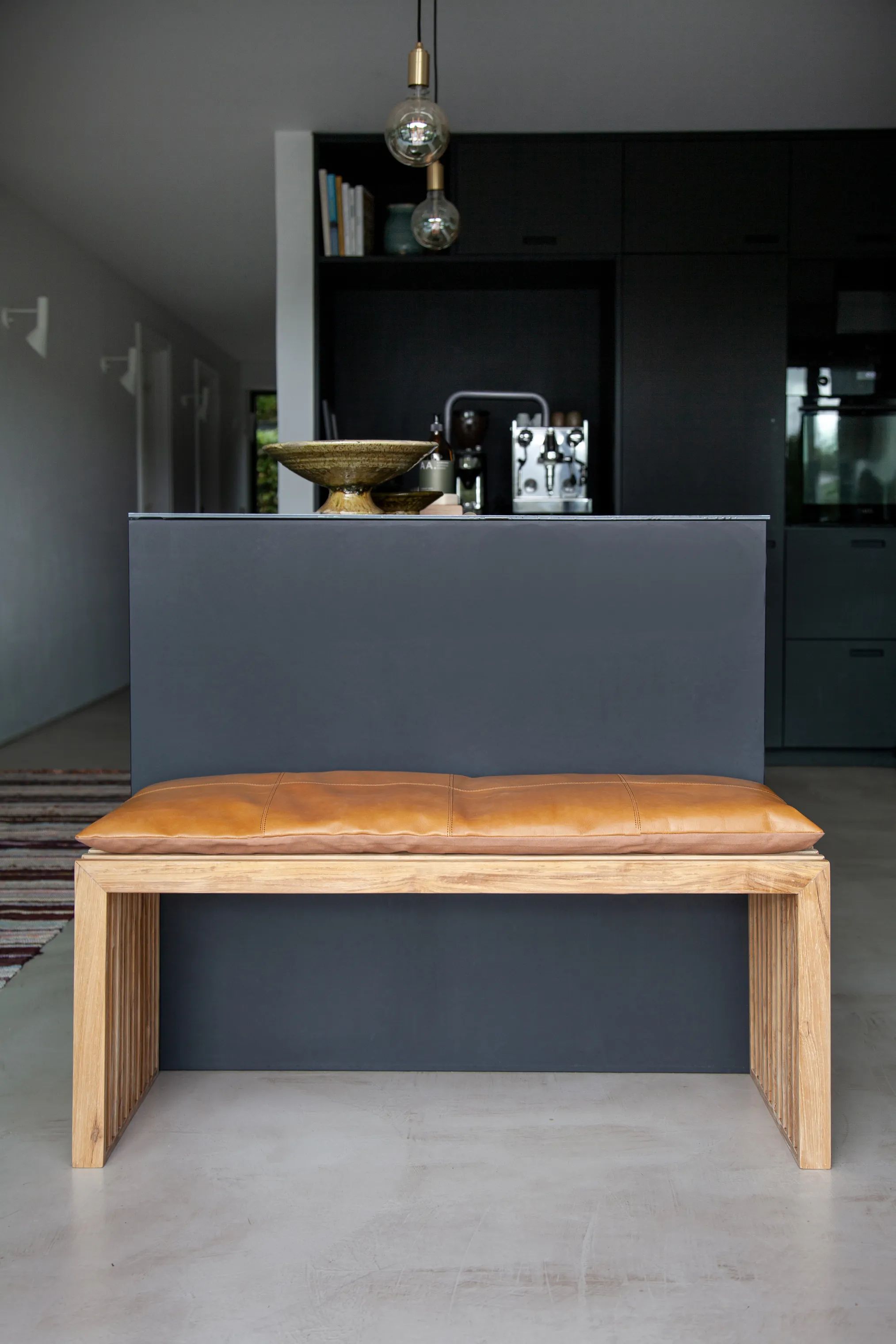 cinas Skamler Rib Bænk inkl. brun hynde i Teak/brun, 104 cm, 2