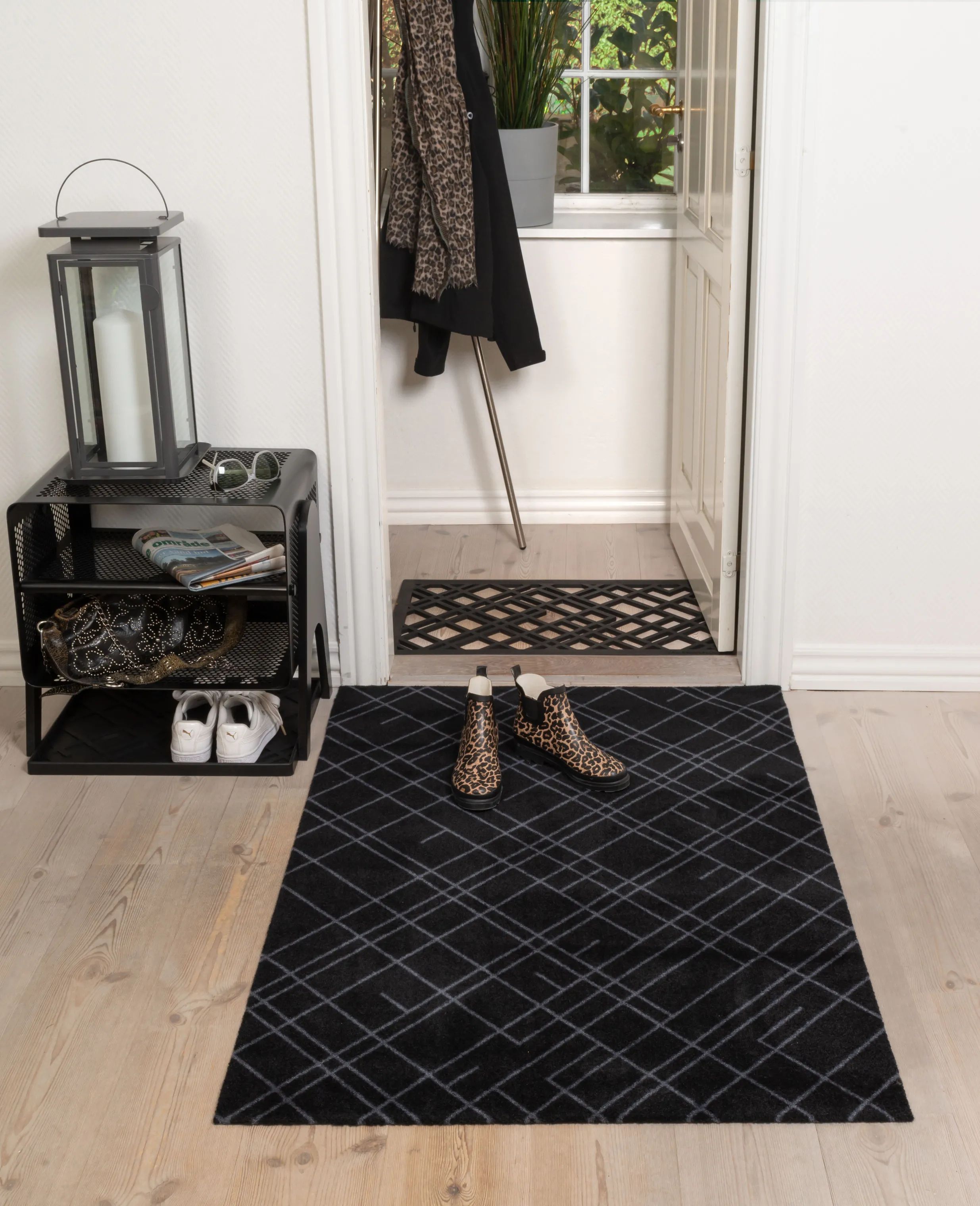Tica Copenhagen Gulvtæpper Lines Gulvtæppe i Sort, B90 x L130 cm, 2