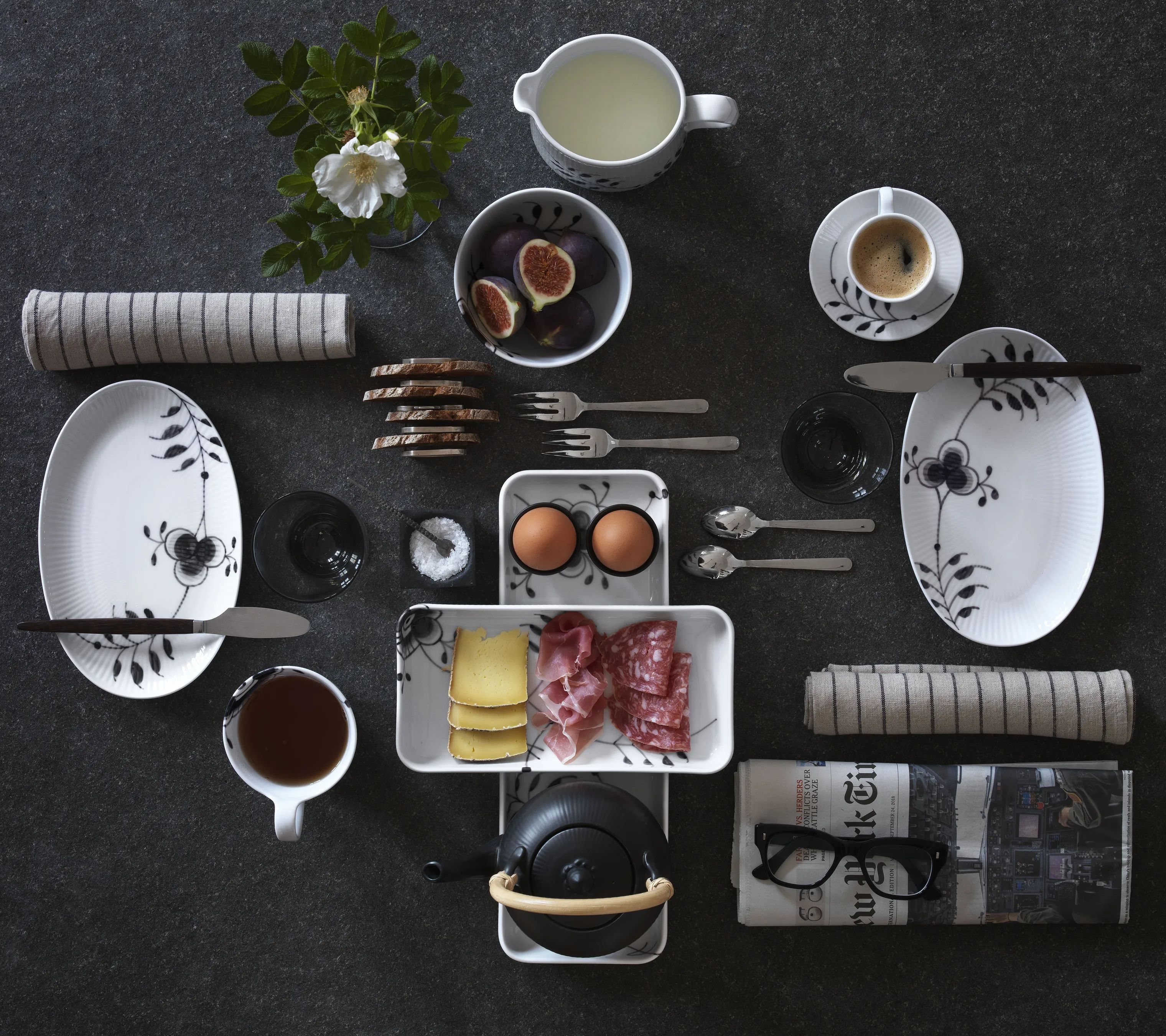 Royal Copenhagen Krus og kopper med hank Sort Mega Riflet Krus i Sort/hvid, 33 cl, 2