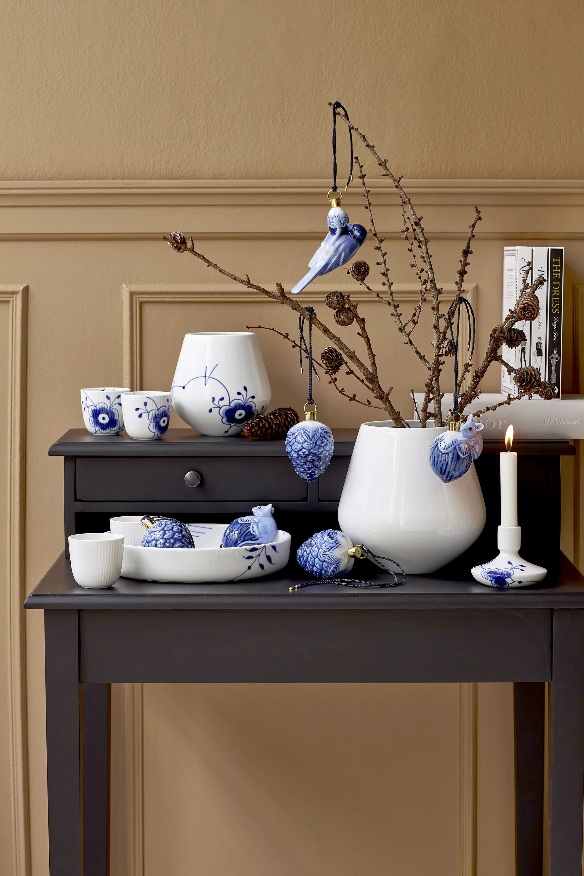 Royal Copenhagen Juleophæng Samlerartikler Årets Juleornament 2020 - Grankogle i Blå, 11 cm, 2